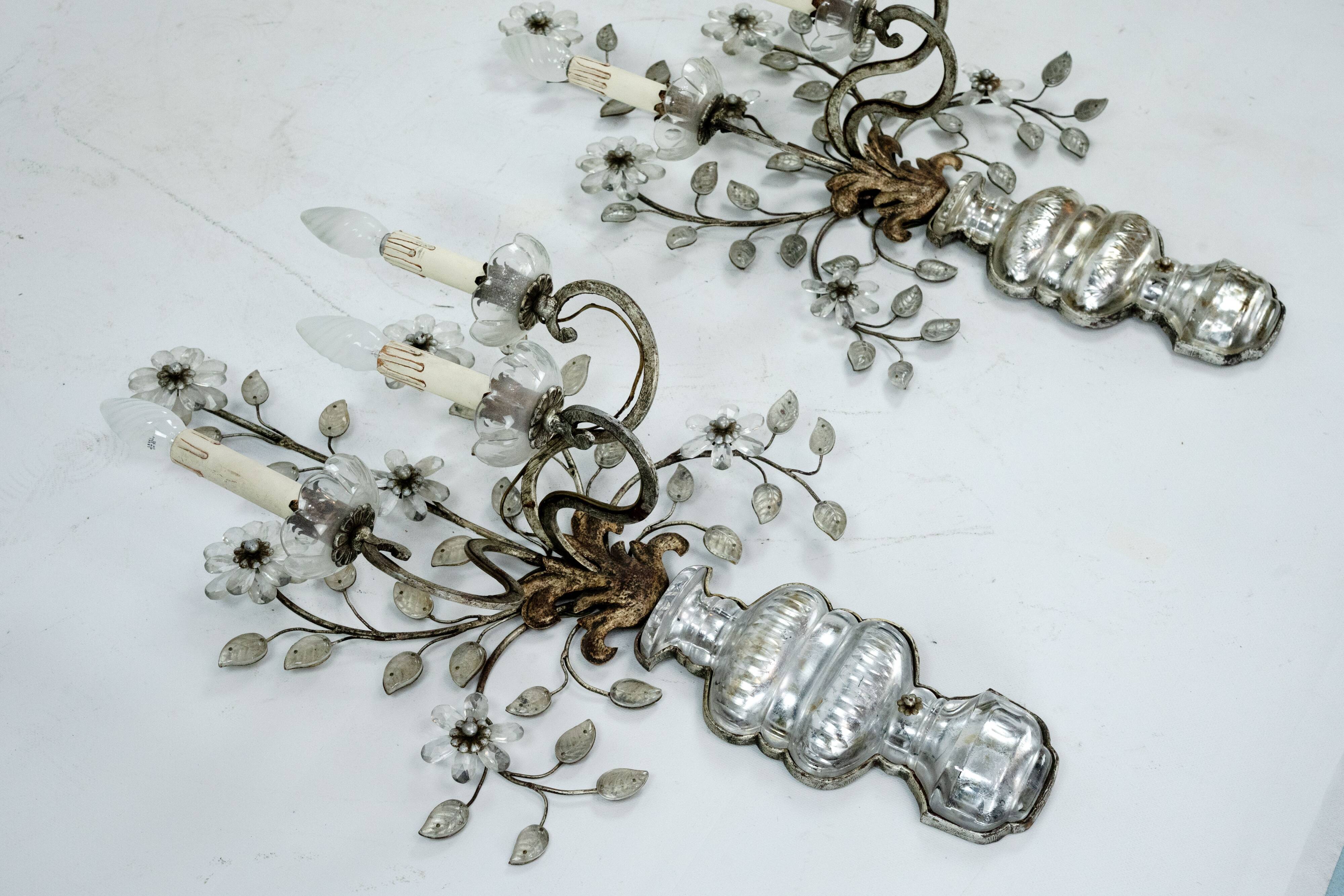 Paire de appliques en cristal et bronze Maison Bagues, années 1960.
