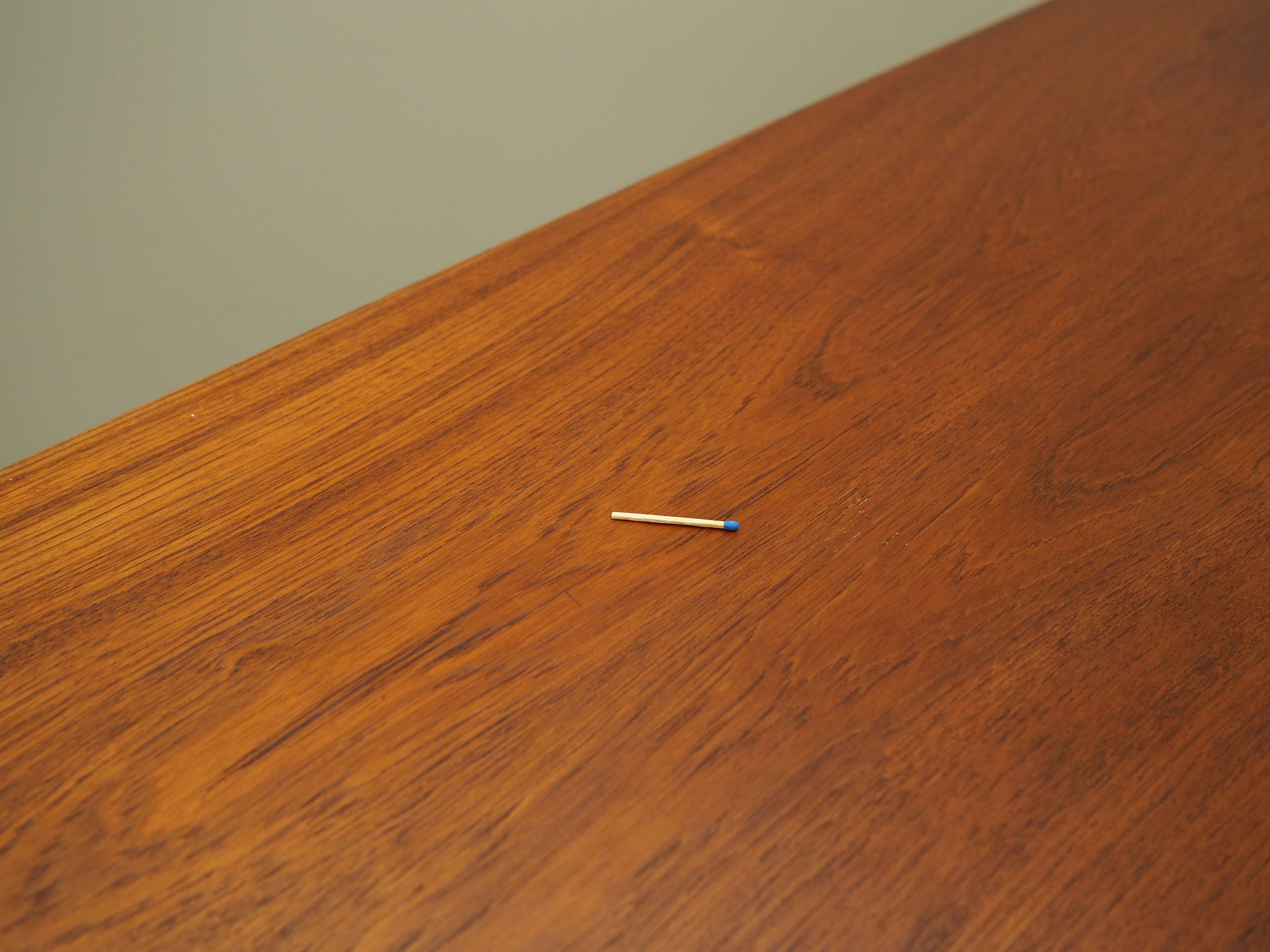 Buffet haut en teck, design danois, années 1970, fabricant : Omann Jun