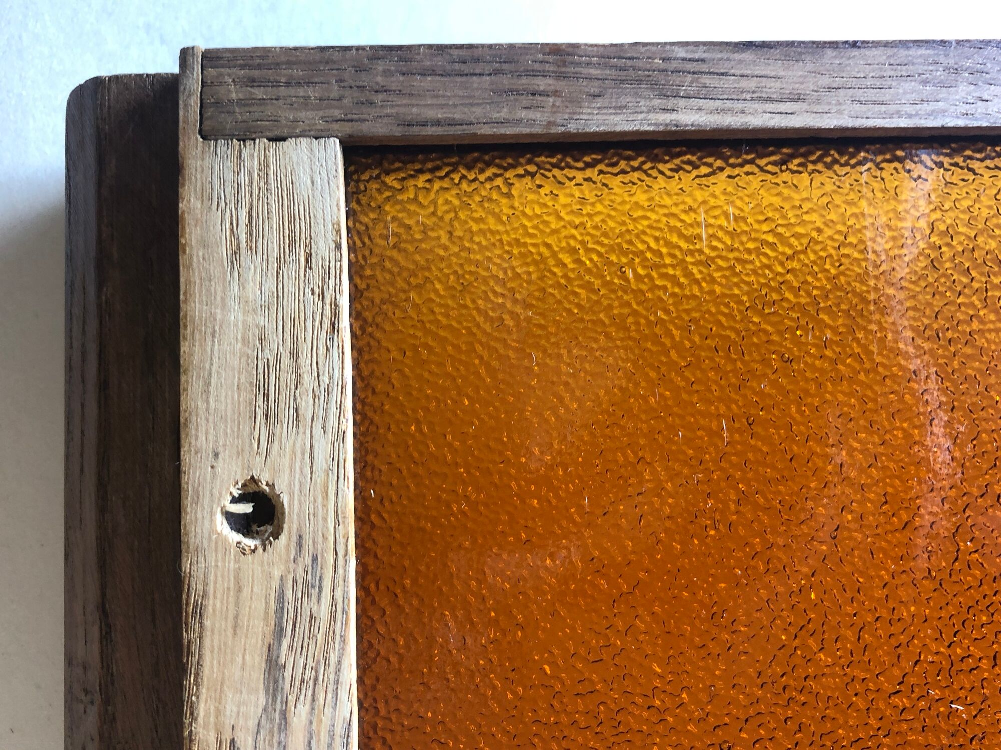 Plateau bois et verre granité couleur ambre