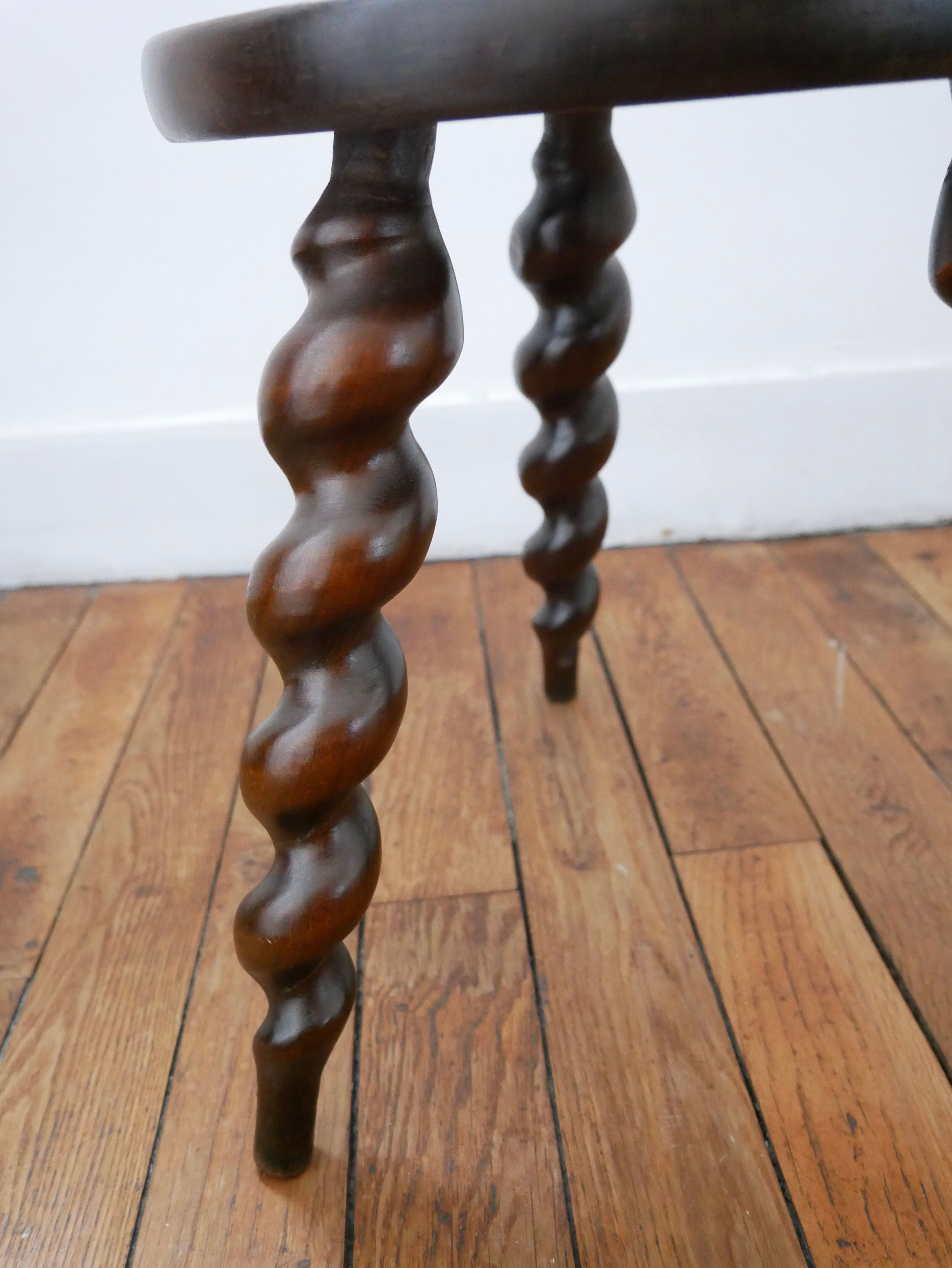 Tripod stool twisted feet
