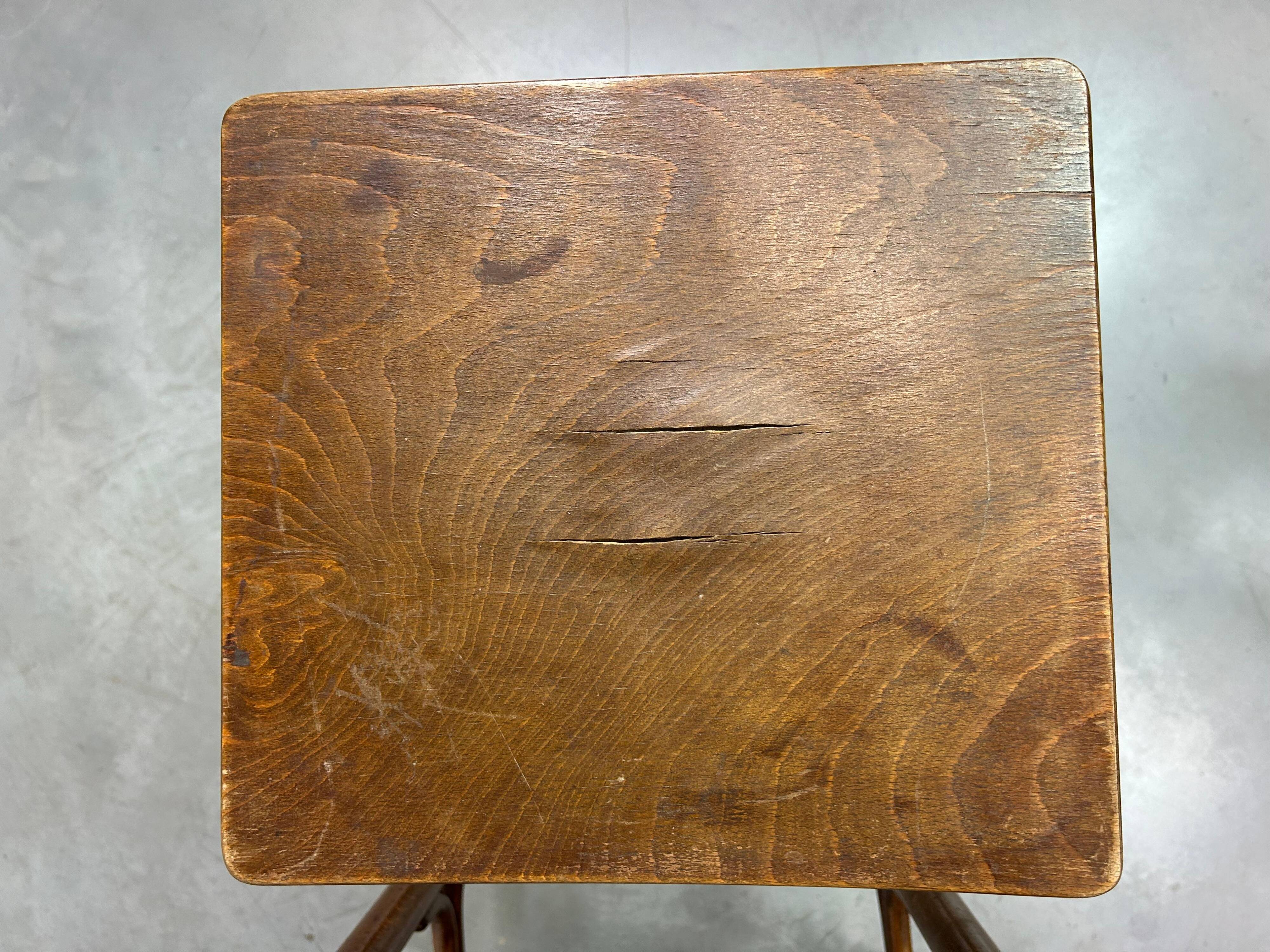 Tables gigognes en bois courbé par Thonet