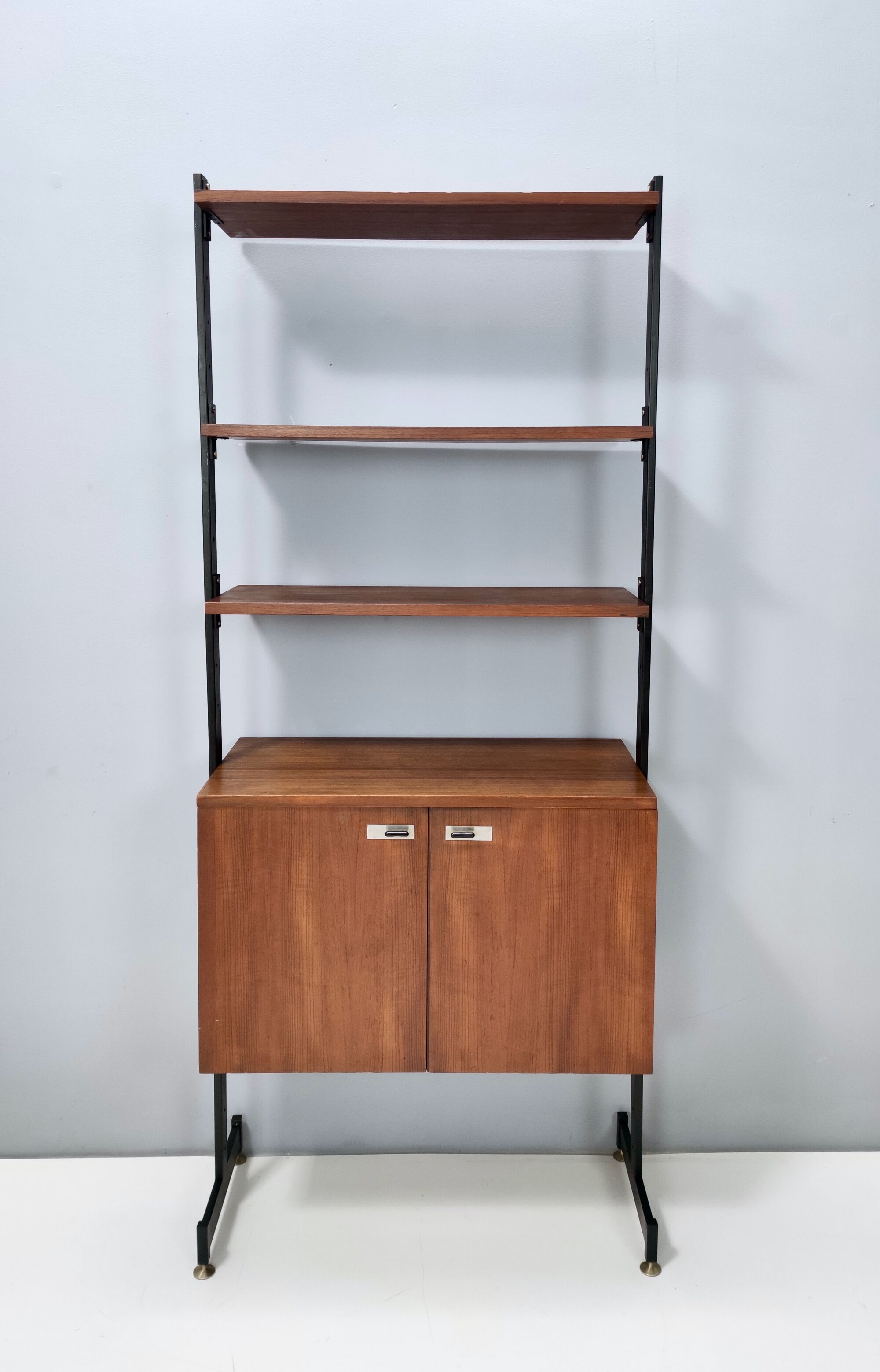 Étagère en bois vintage avec des détails en laiton et en métal vernis, Italie