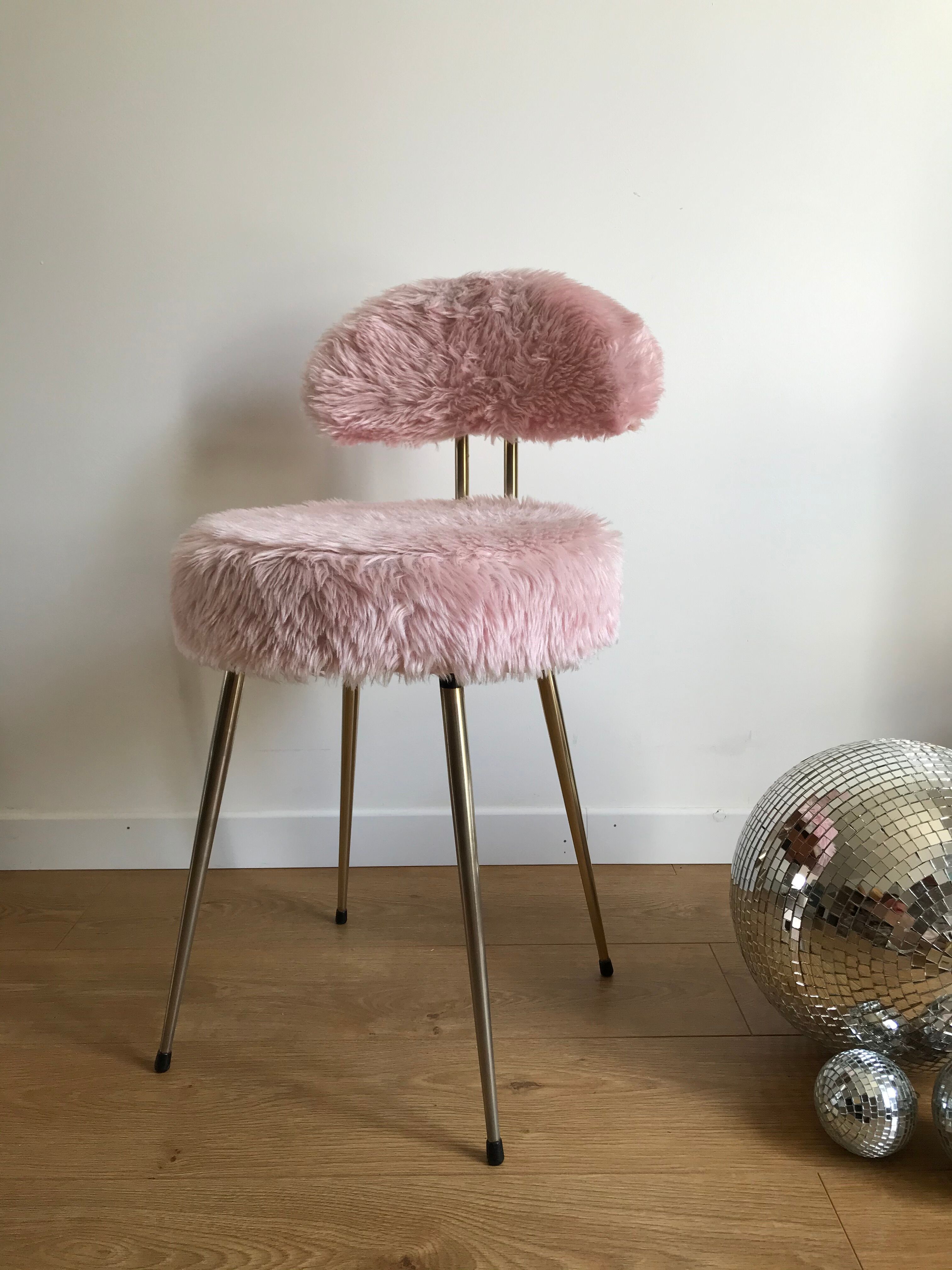 Pelfran rose moumoute chair