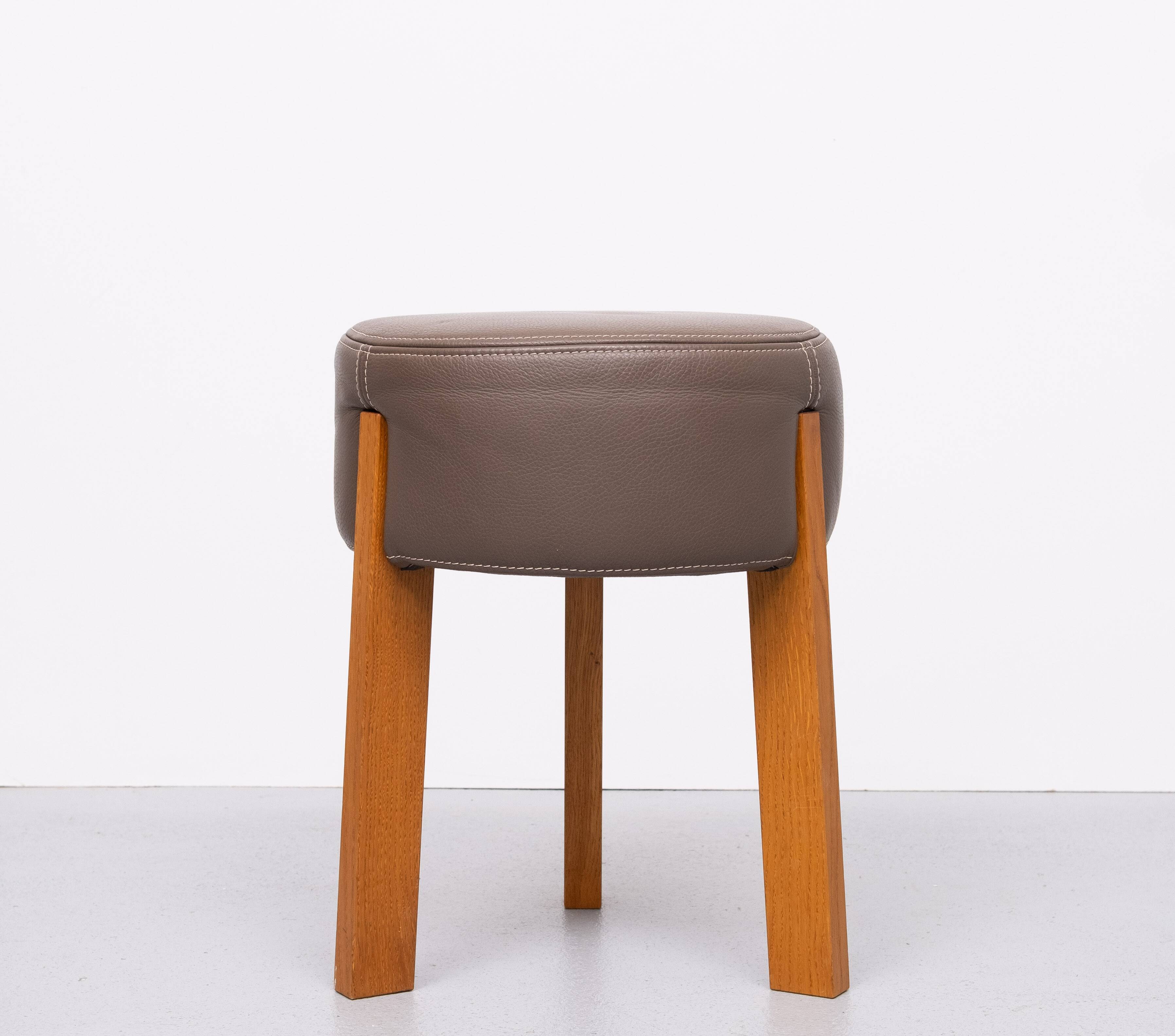 Top quality Leather Pouf 3 Oak legs 1990s