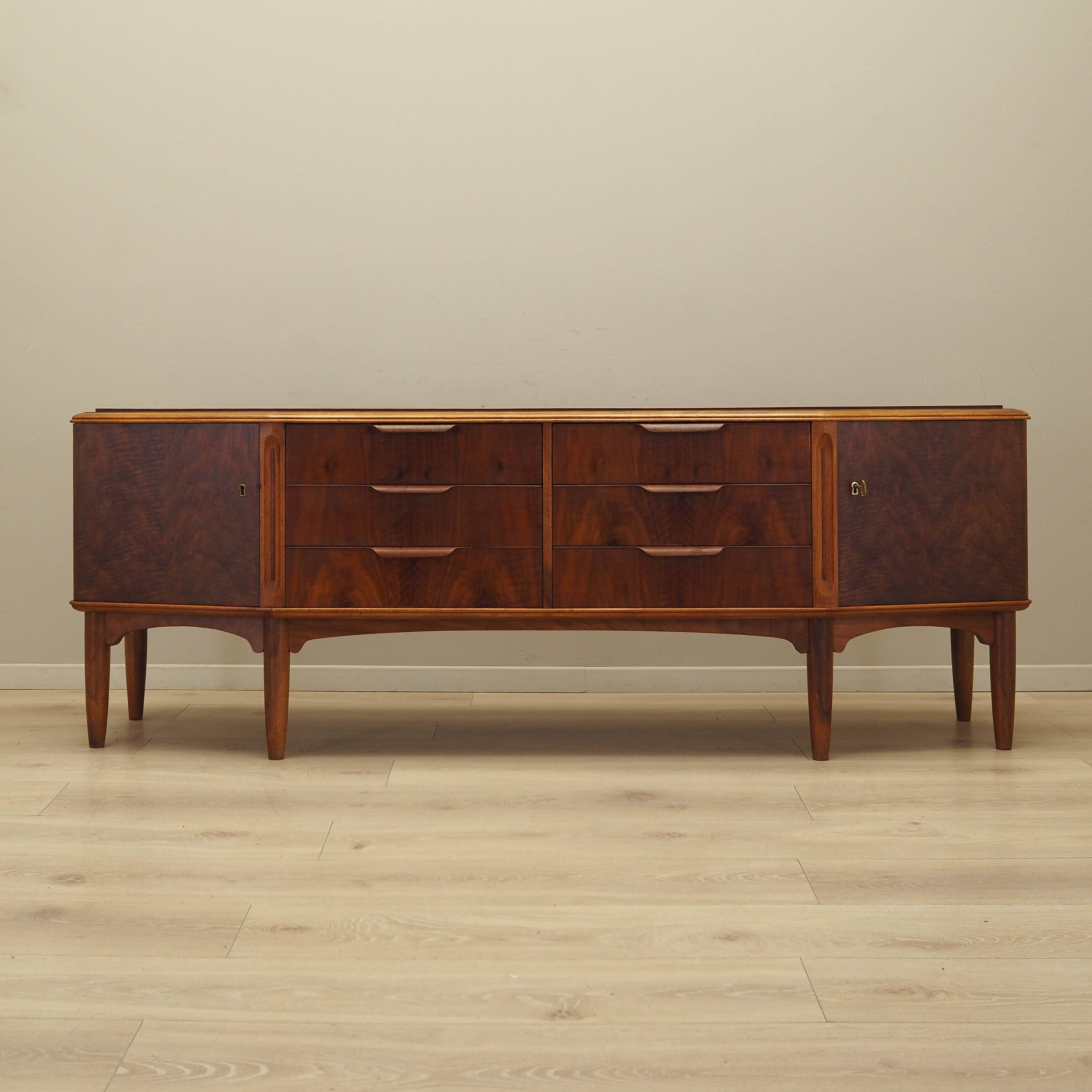 Buffet en noyer, design danois, années 1960, fabriqué au Danemark