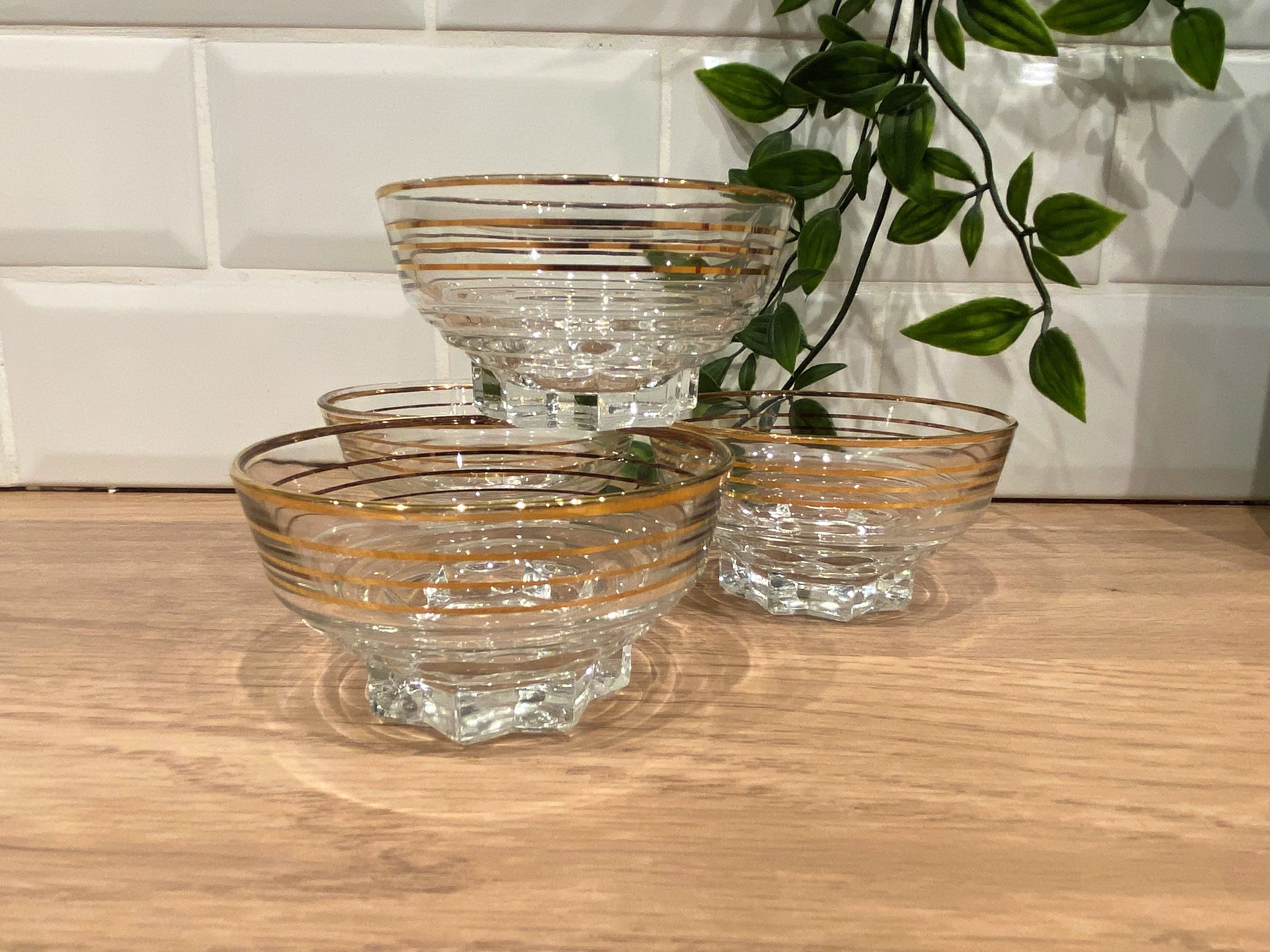 Set of 4 glasses of golden border champagne