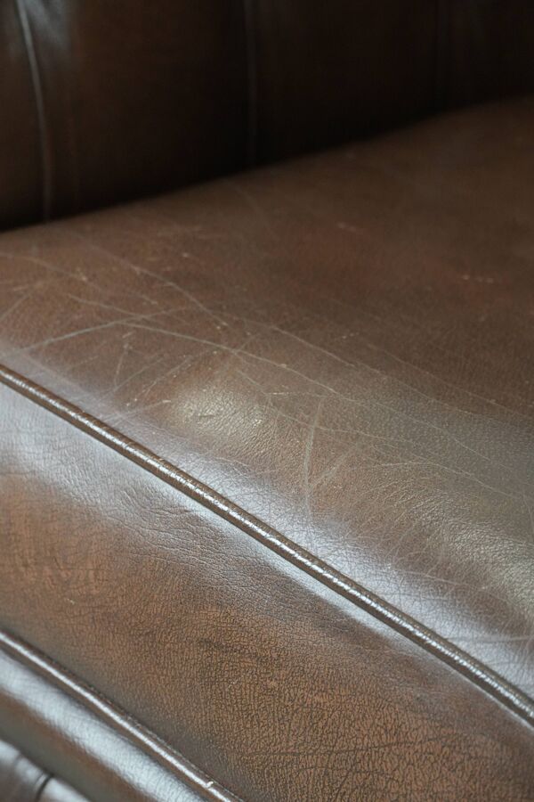 Fauteuil club Chesterfield en cuir de vachette marron de style anglais