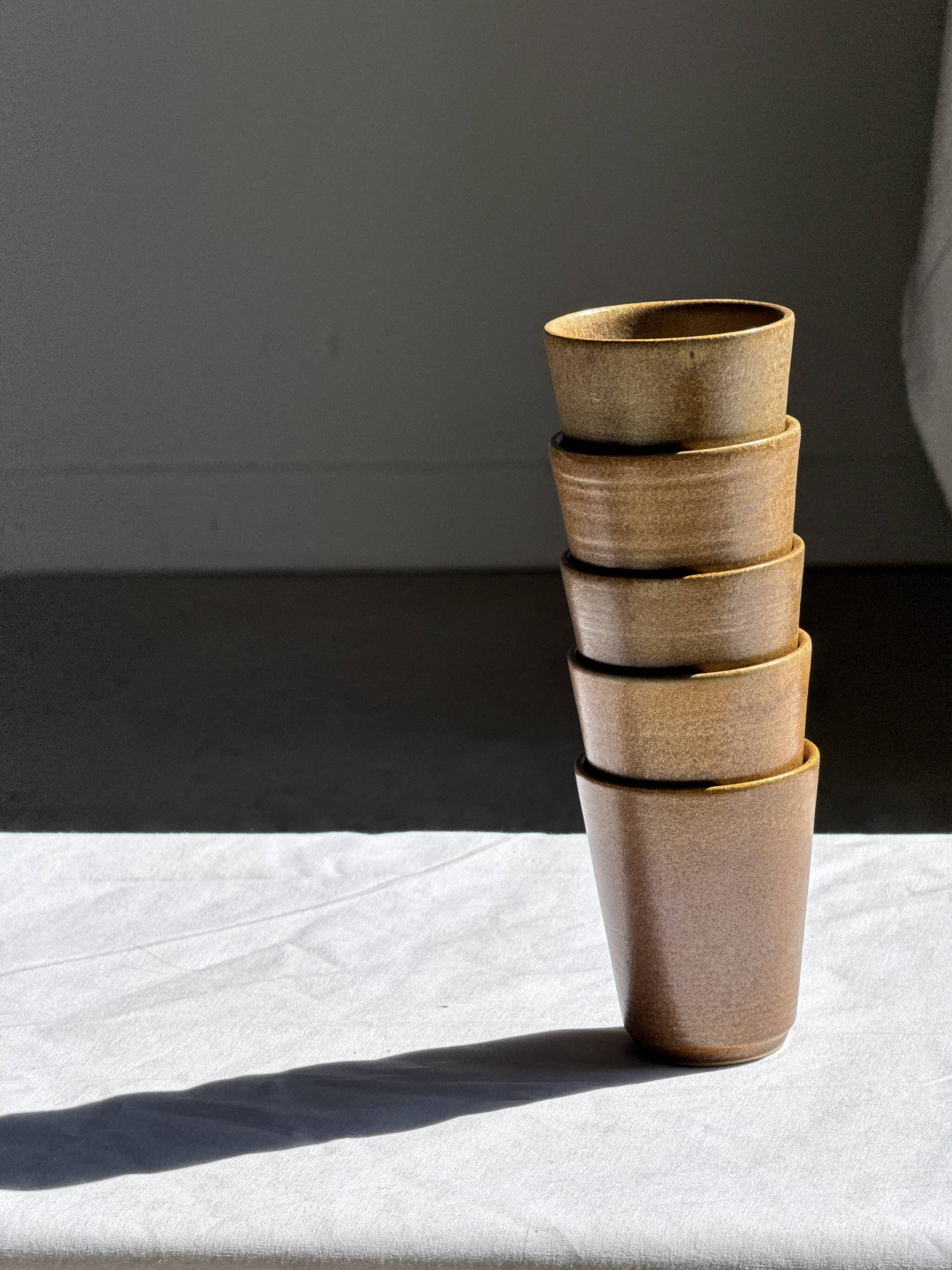 Lot de 5 tasses/mugs vintage en grès émaillé brun miel Grès Village H9 D8