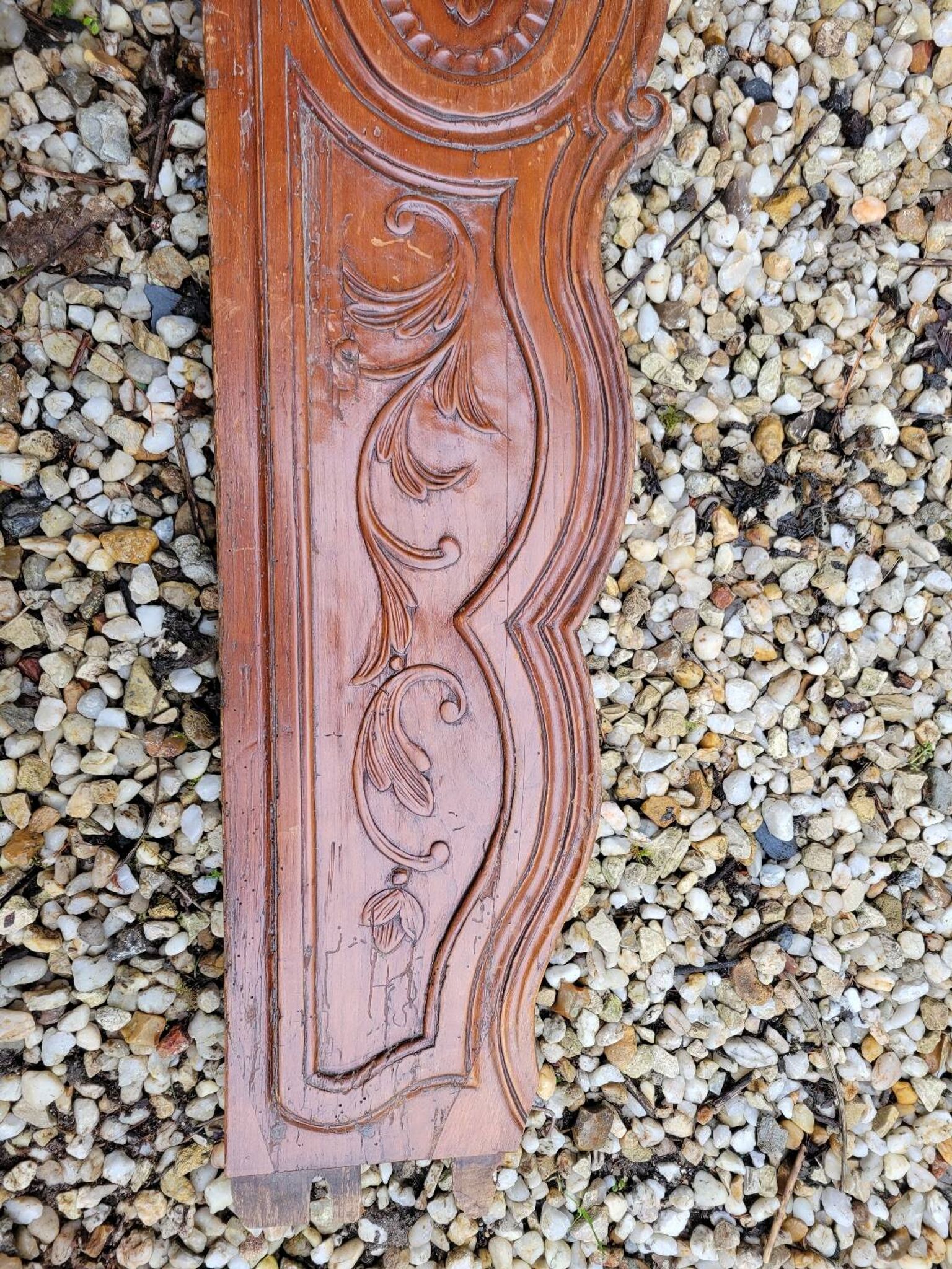 Fronton en bois sculpté vers 1800