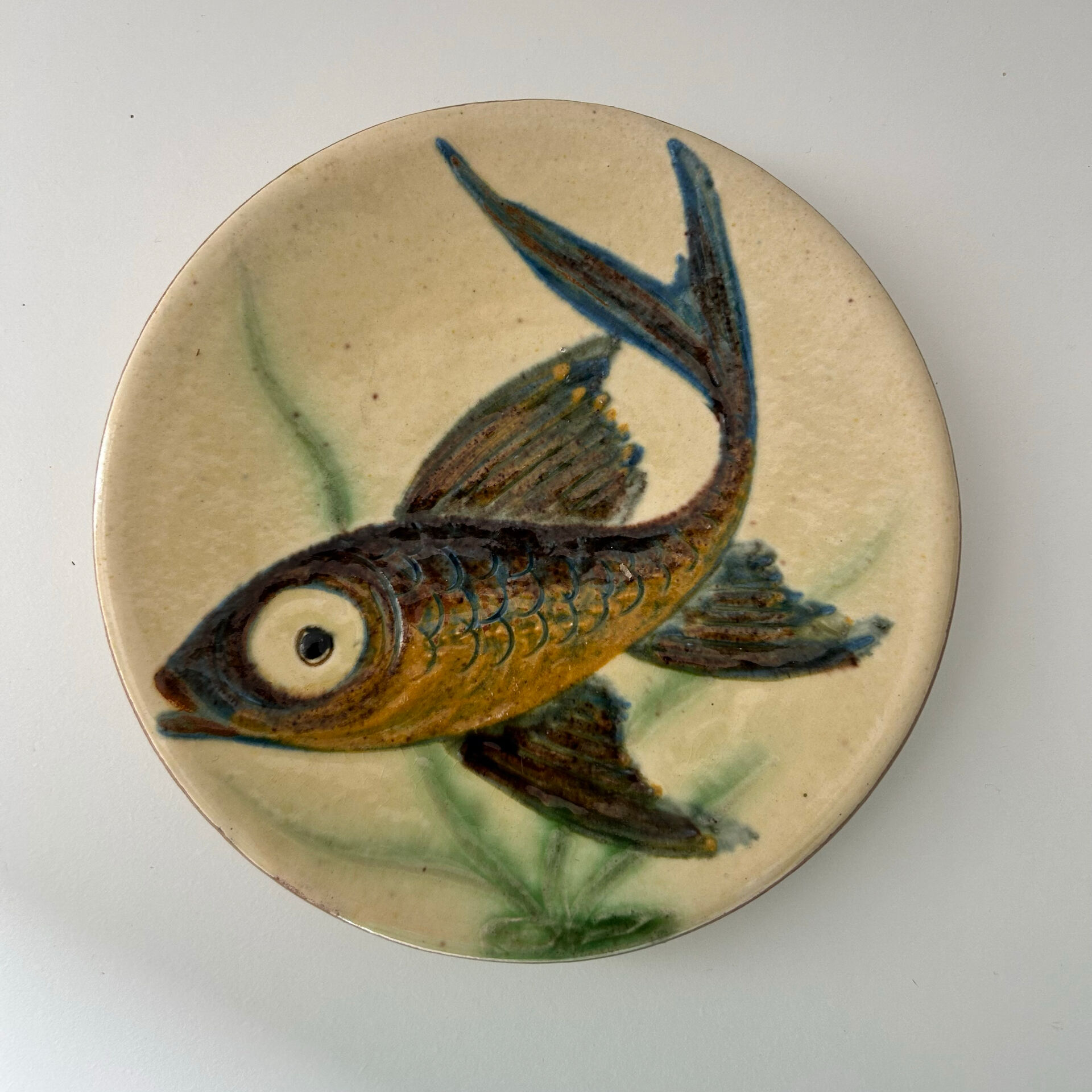 Small fish dish signed by Puigdemont