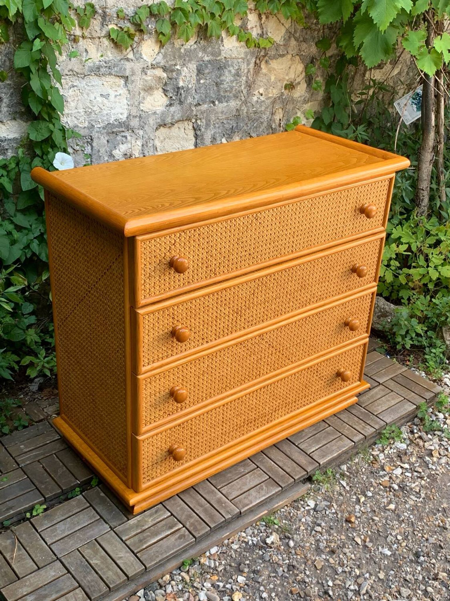 Dresser and its bedside table in rattan caning and vintage oak from the 1970s.