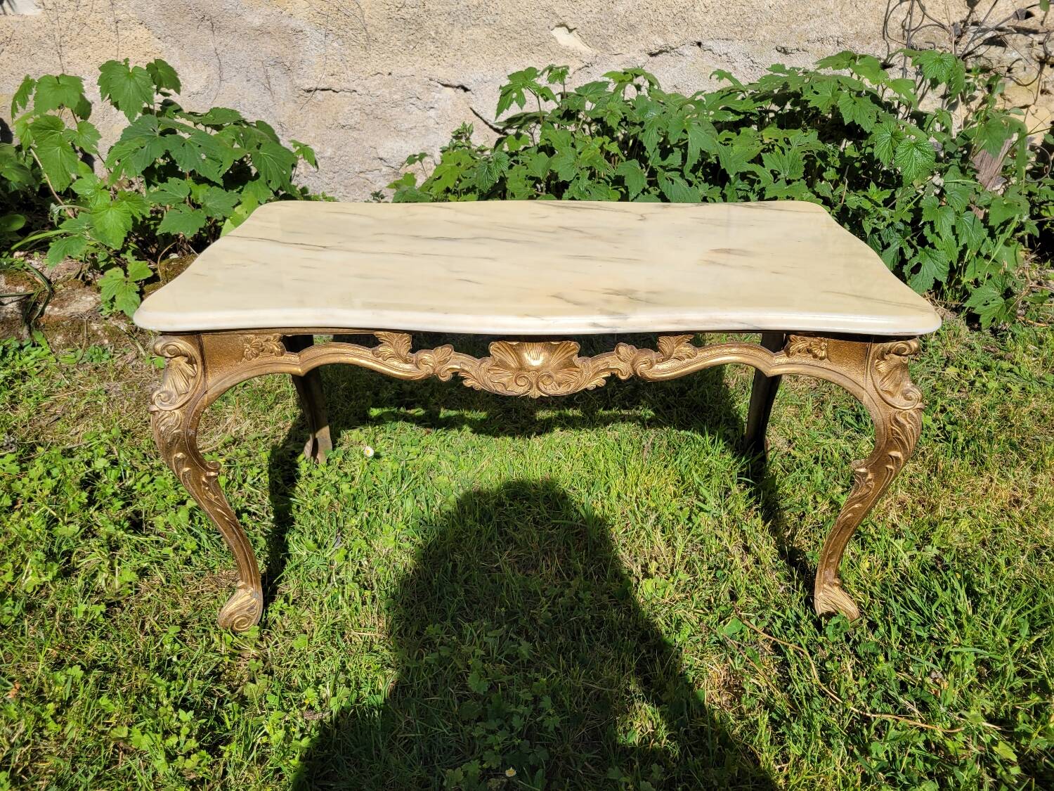 Louis XV coffee table in white Carrara marble with a gilded bronze base.