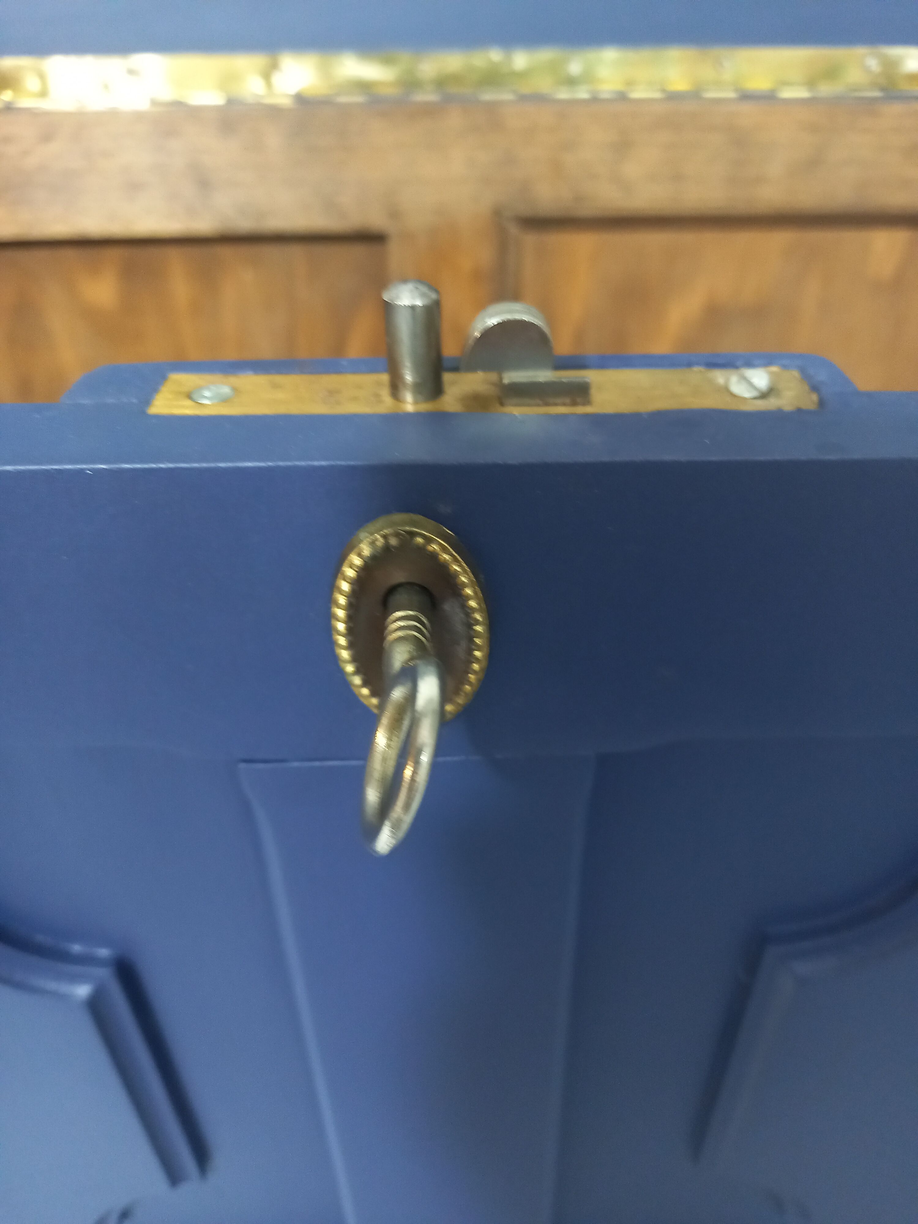 Chest in denim blue with seat top