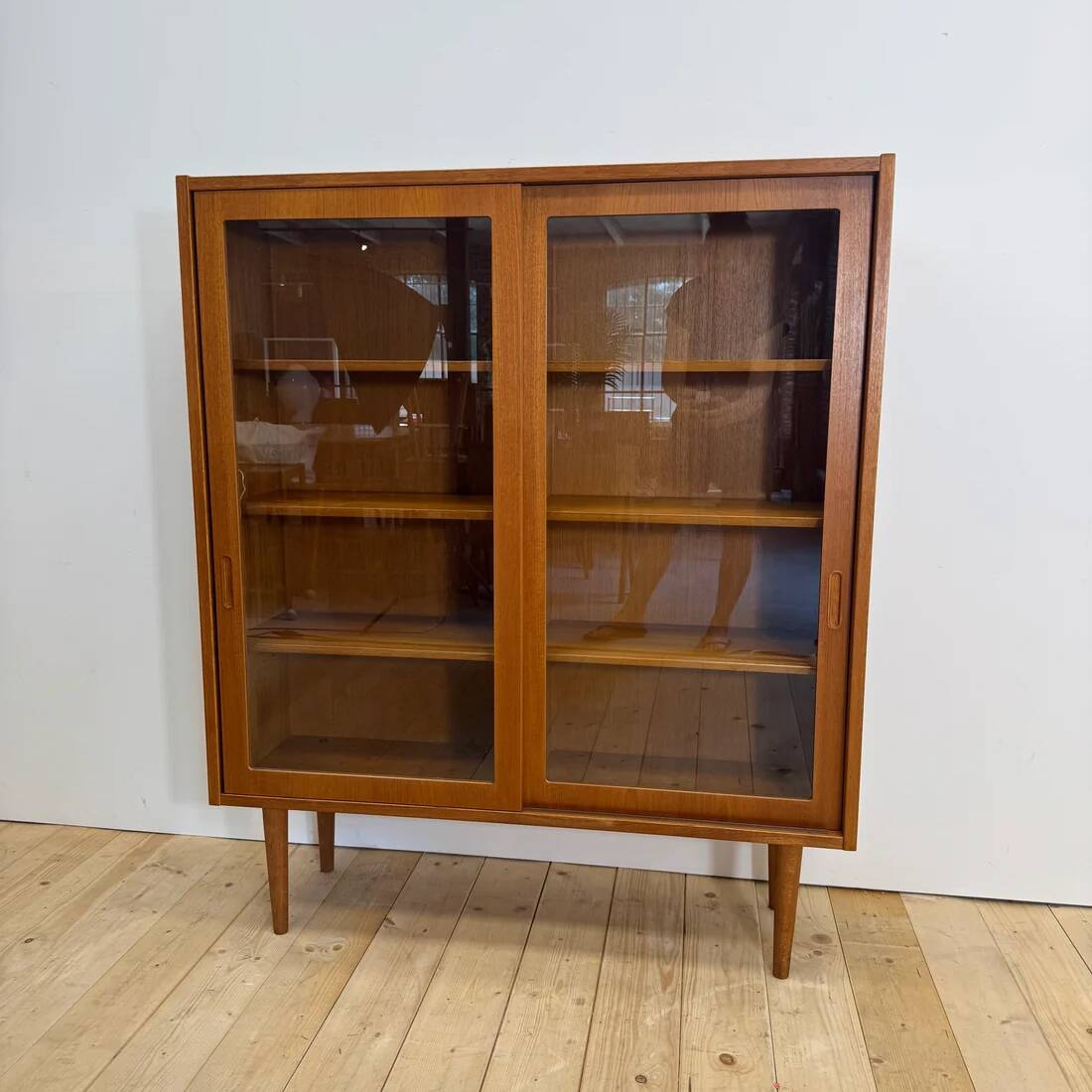 Meuble en teck avec portes coulissantes en verre, Danemark 1960