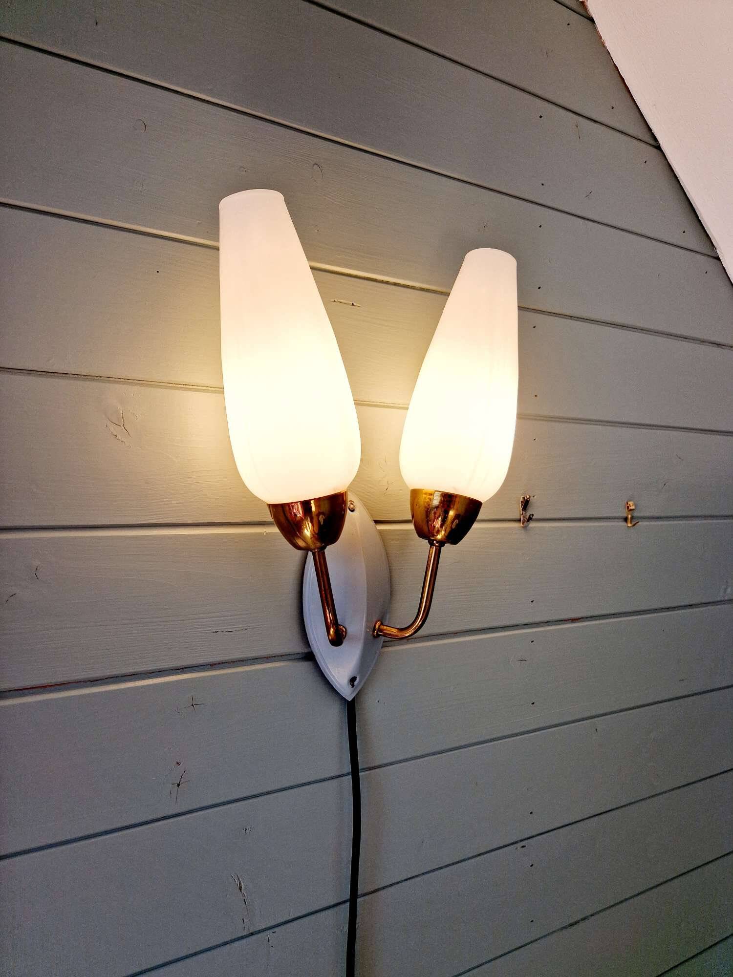 Applique murale double vintage en laiton et opaline blanche, années 1950-60