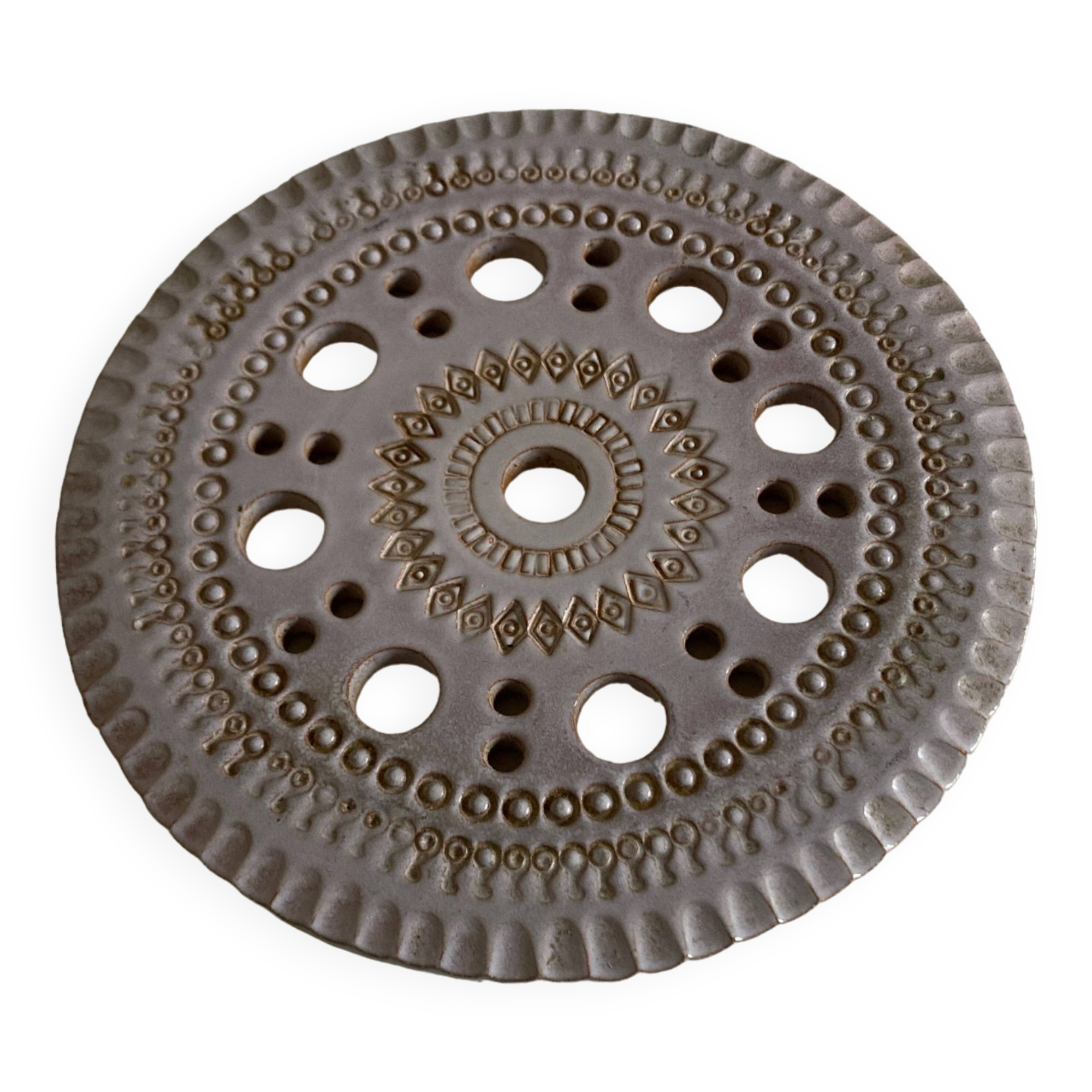 Dessous de plat de potier 1970 en grès perforé incisé
