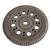 Dessous de plat de potier 1970 en grès perforé incisé