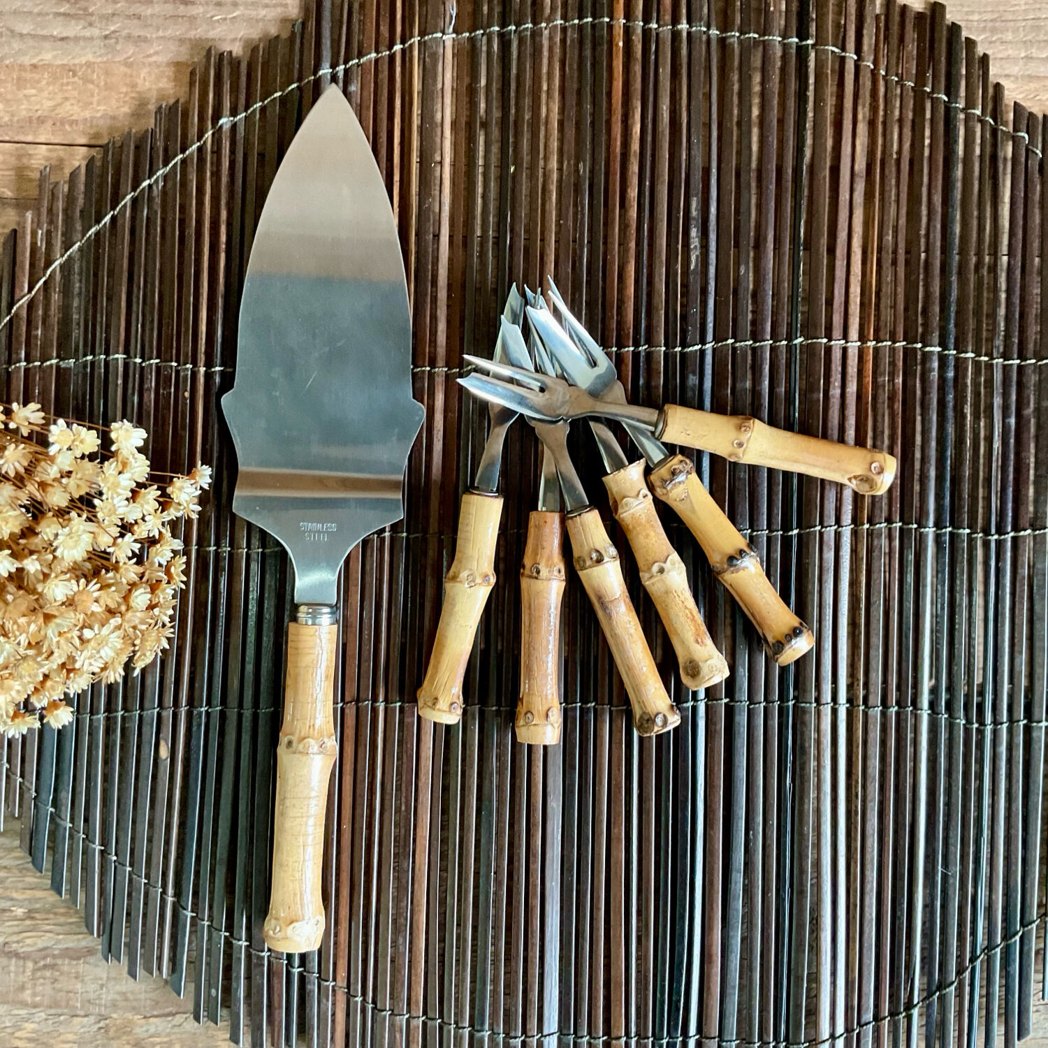 6 bamboo forks and a pie server