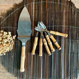 6 bamboo forks and a pie server