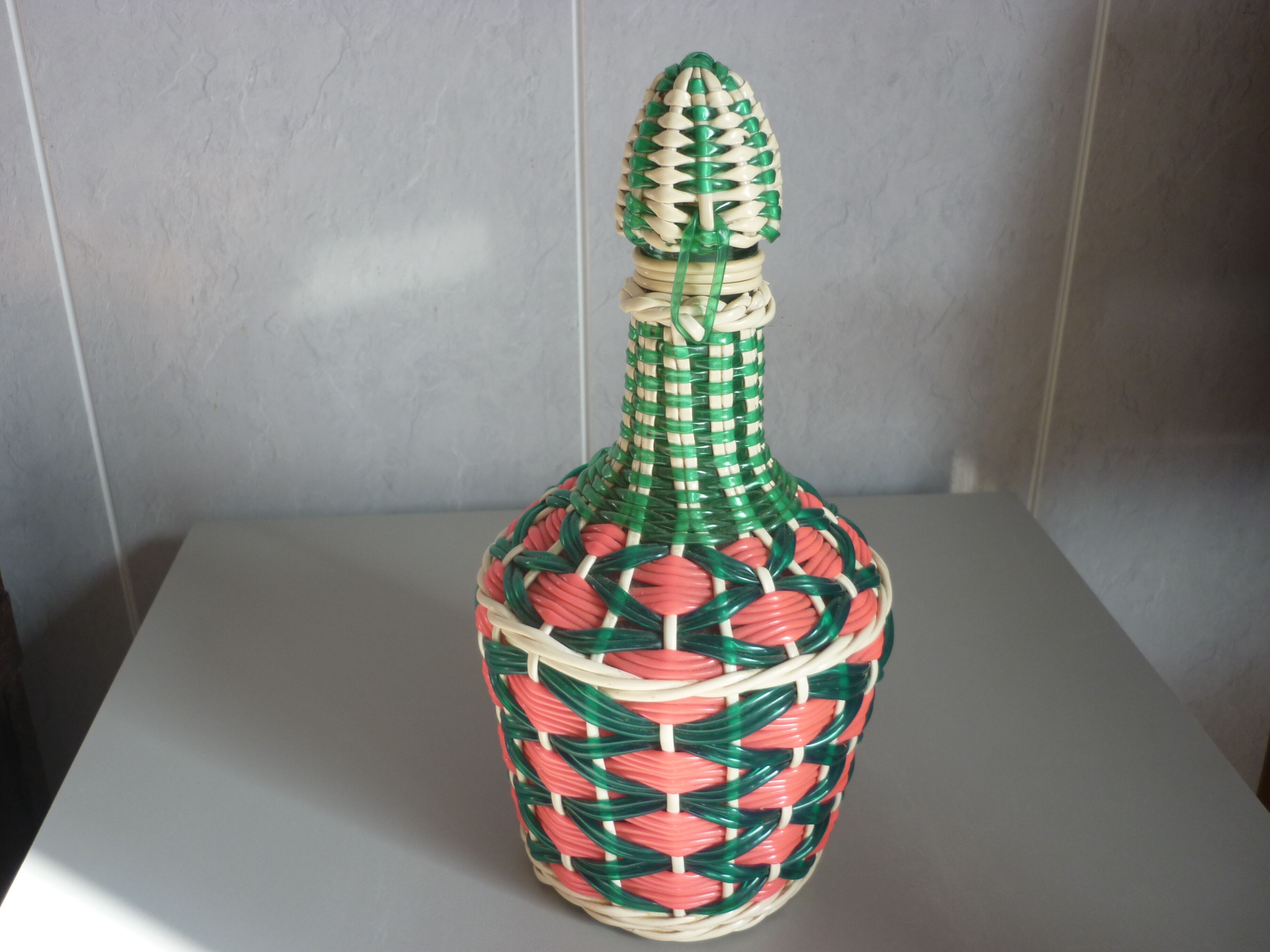 Bouteille fils scoubidou vert et rose
