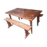 Table ferme et deux bancs