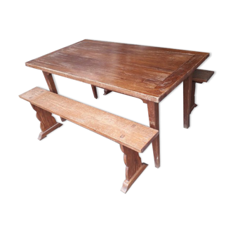 Table ferme et deux bancs