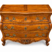 Commode tombeau galbée Louis XV