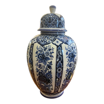 Covered pot with Delft earthenware ginger