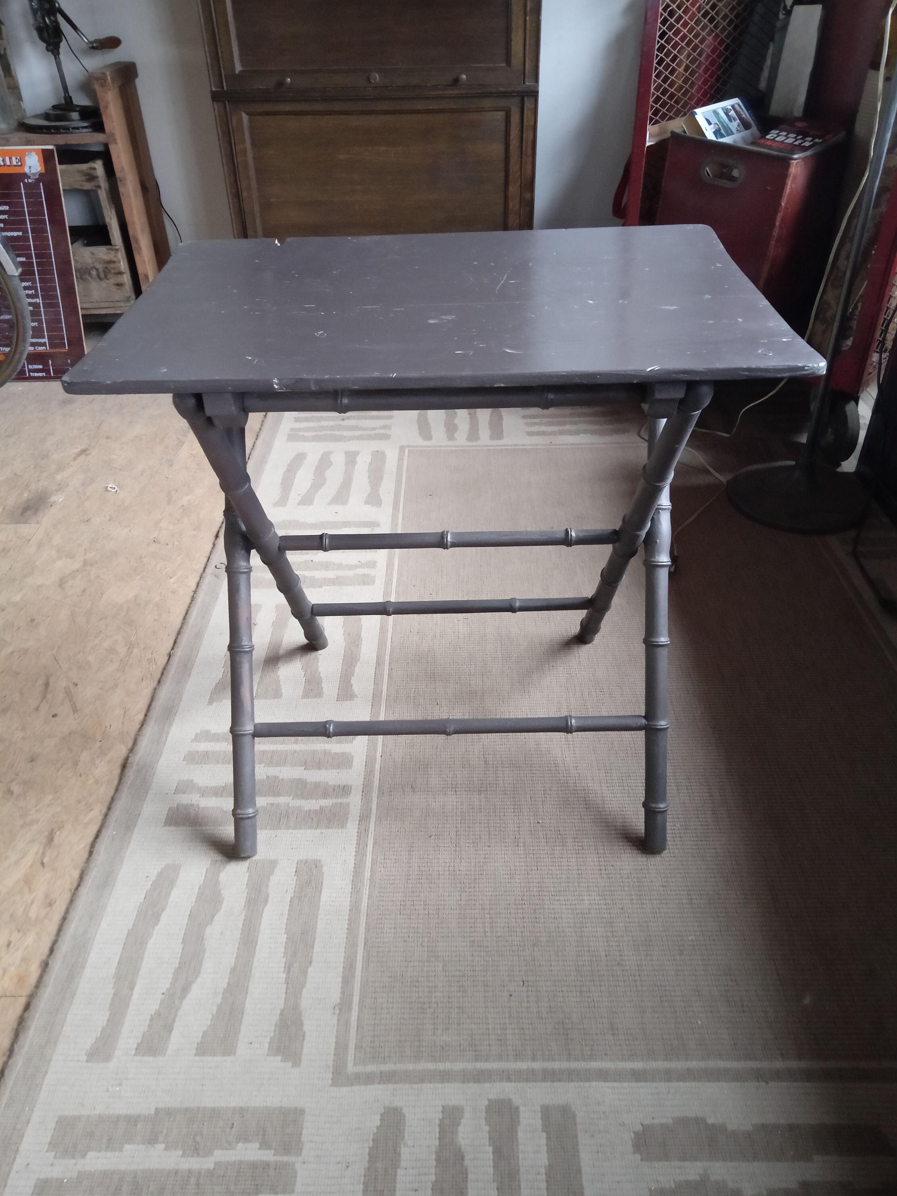 Folding table