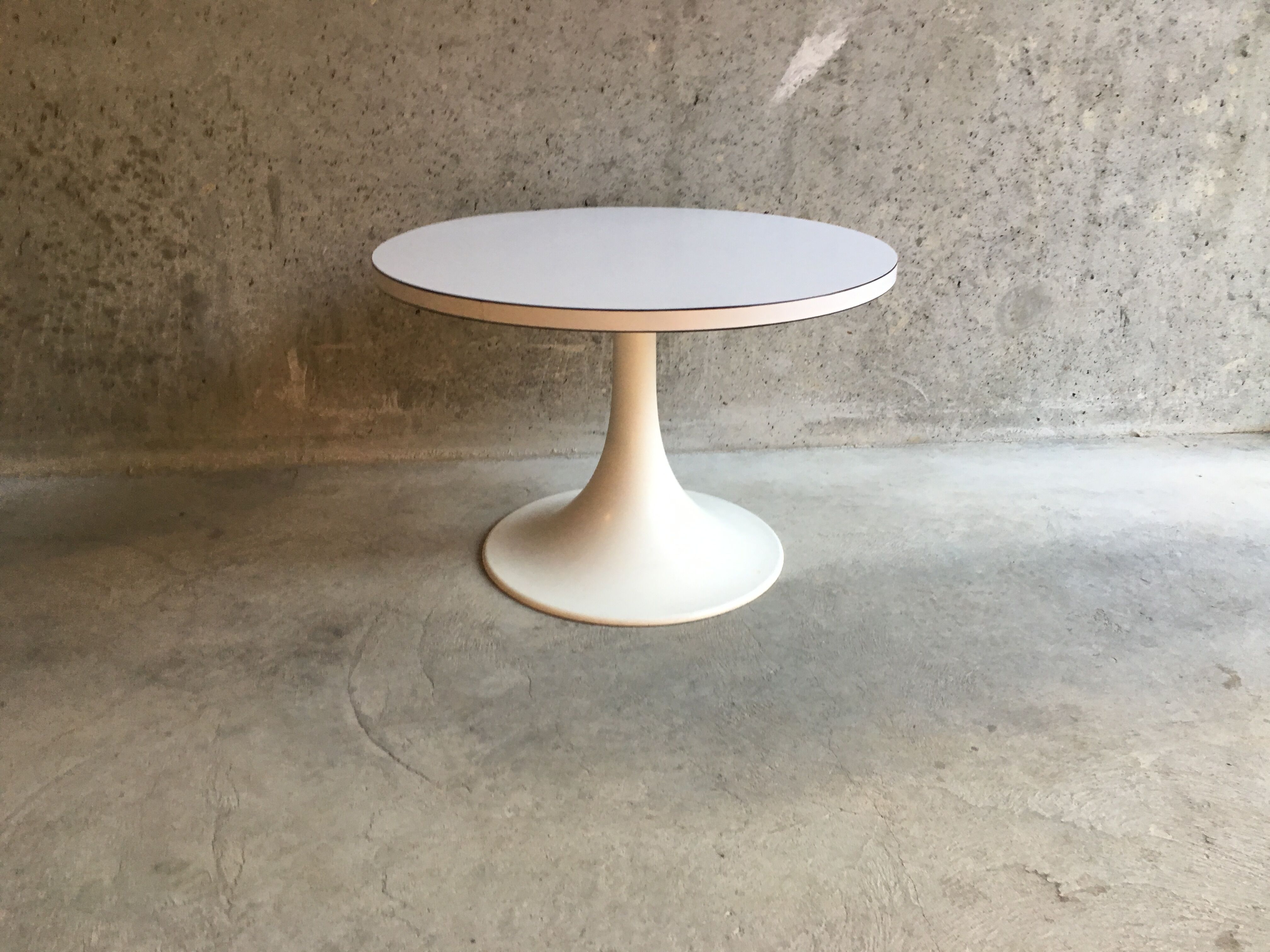 Tulip foo swivel coffee table