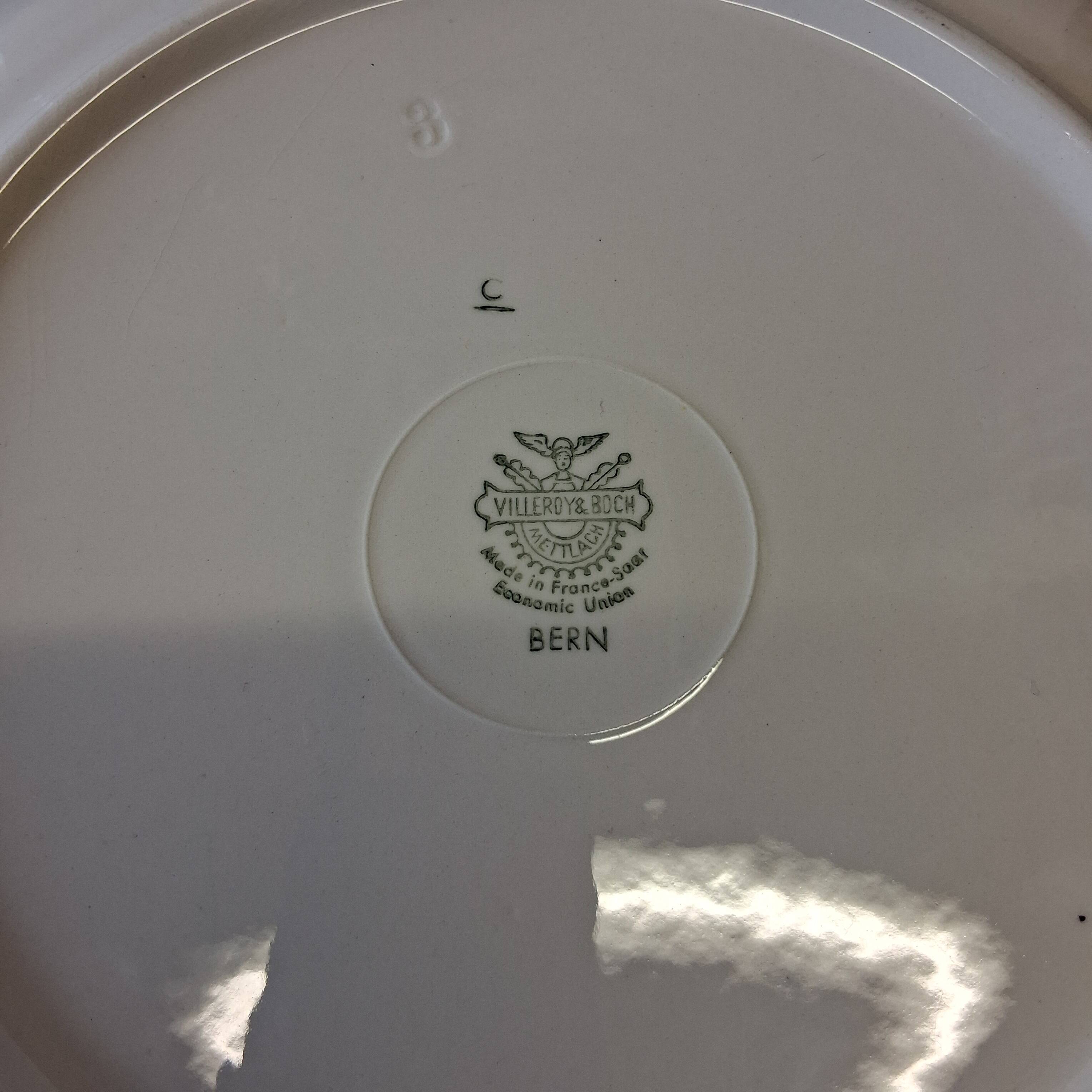 Slightly hollow round serving plate from Villeroy and Boch model "Bern".