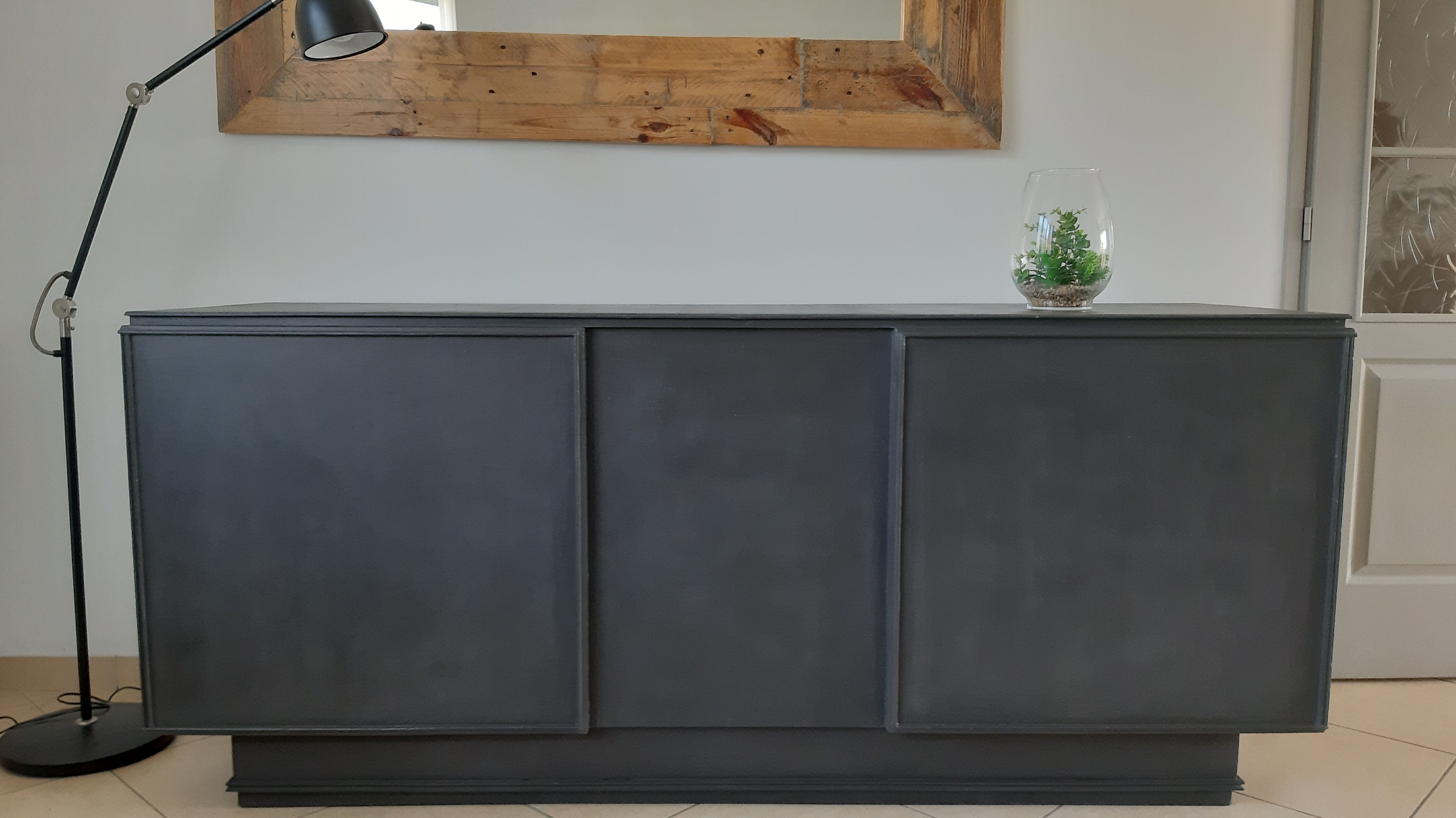 Furniture counter with graphite and wood drawers