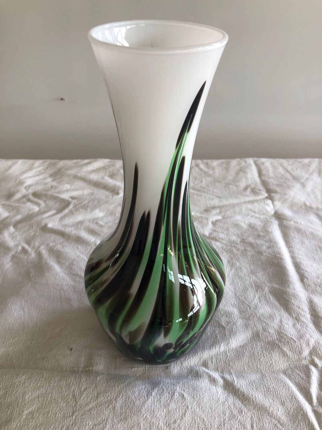 Vase vert et boanc en opaline de Florence annee 70