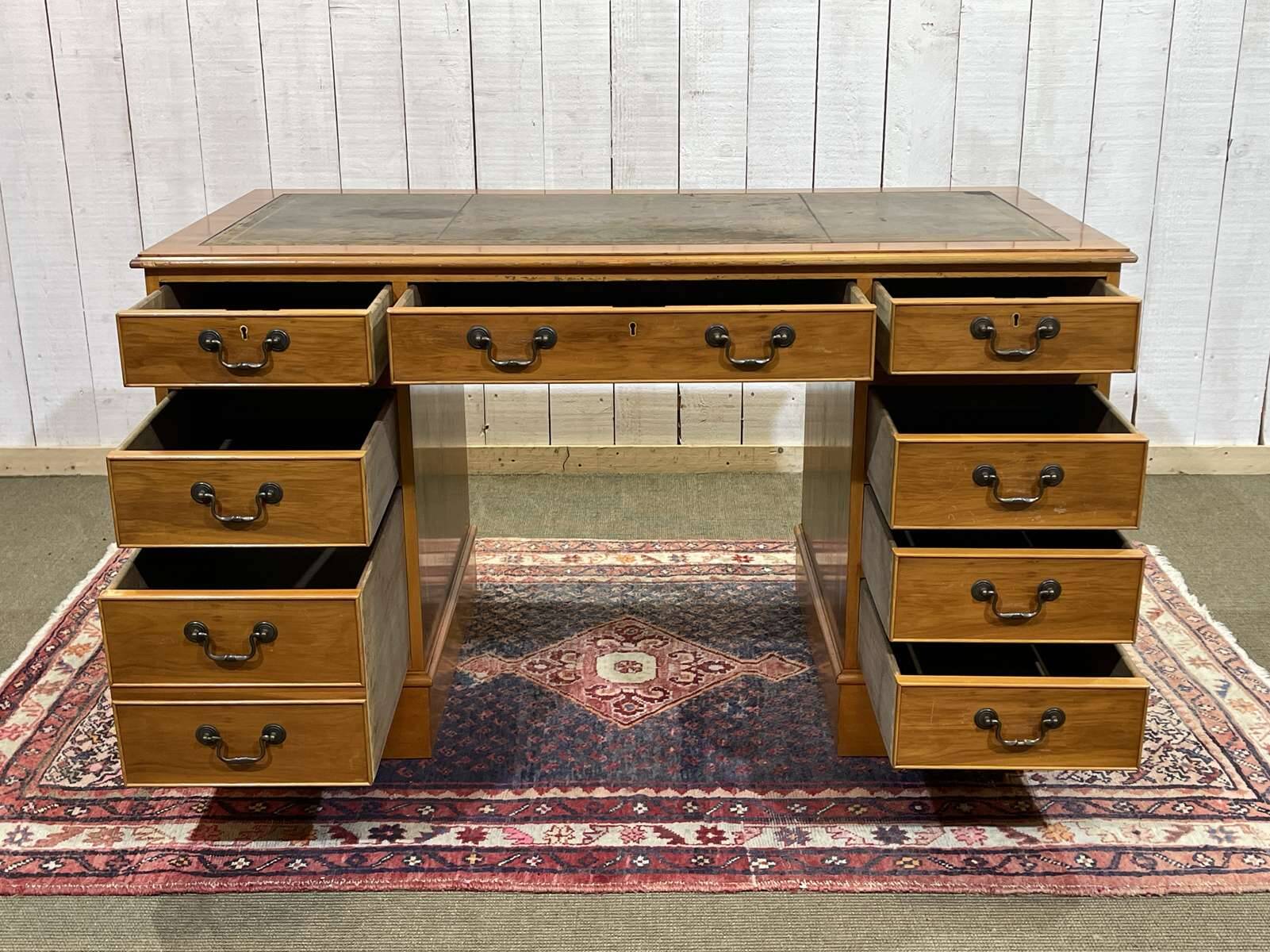 Bureau plat à caissons anglais des années 1950 en if