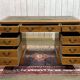 Bureau plat à caissons anglais des années 1950 en if