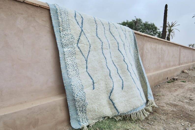 Moroccan rug with colourful patterns, handmade, size 150 x 250 cm.