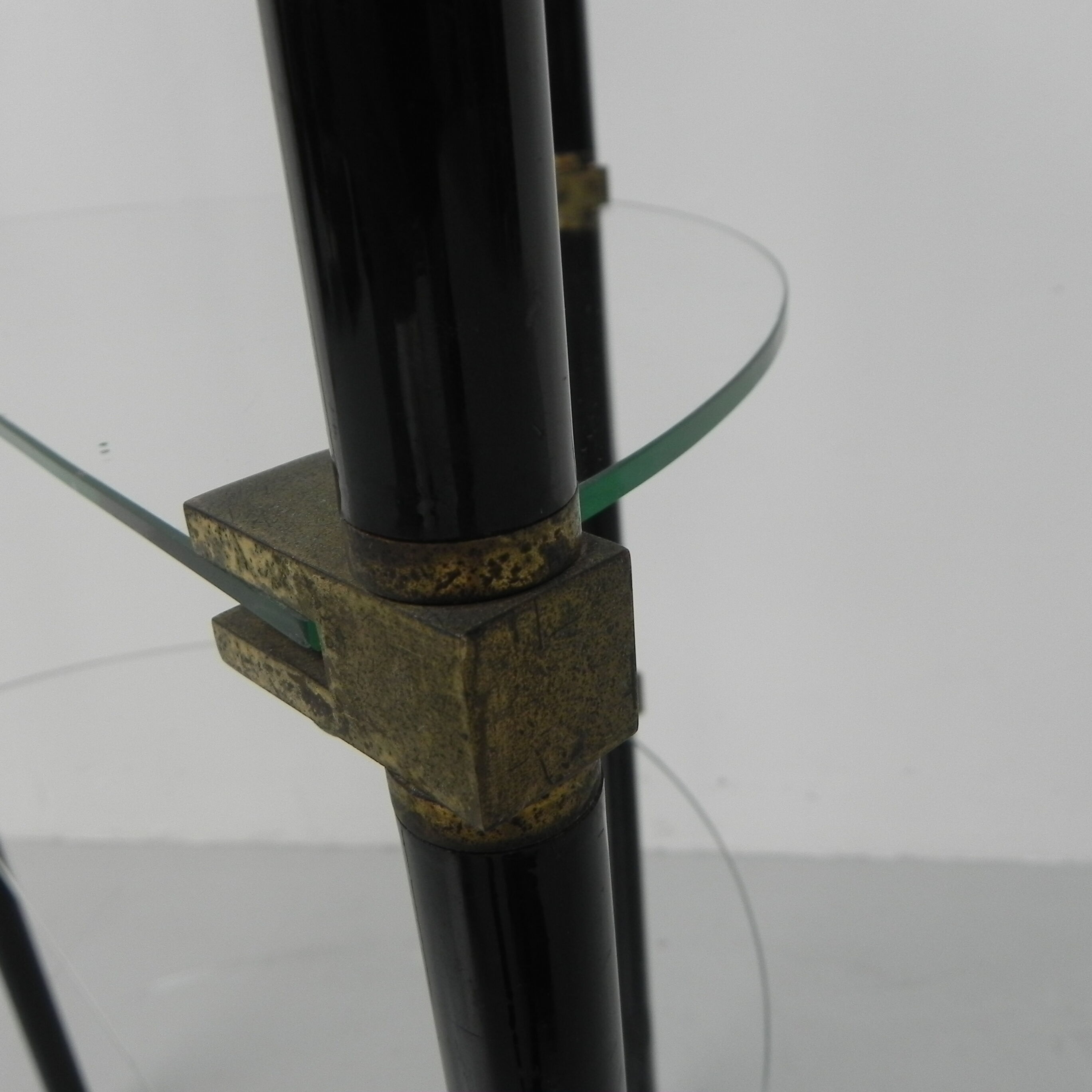 Shelf with 3 glass plates