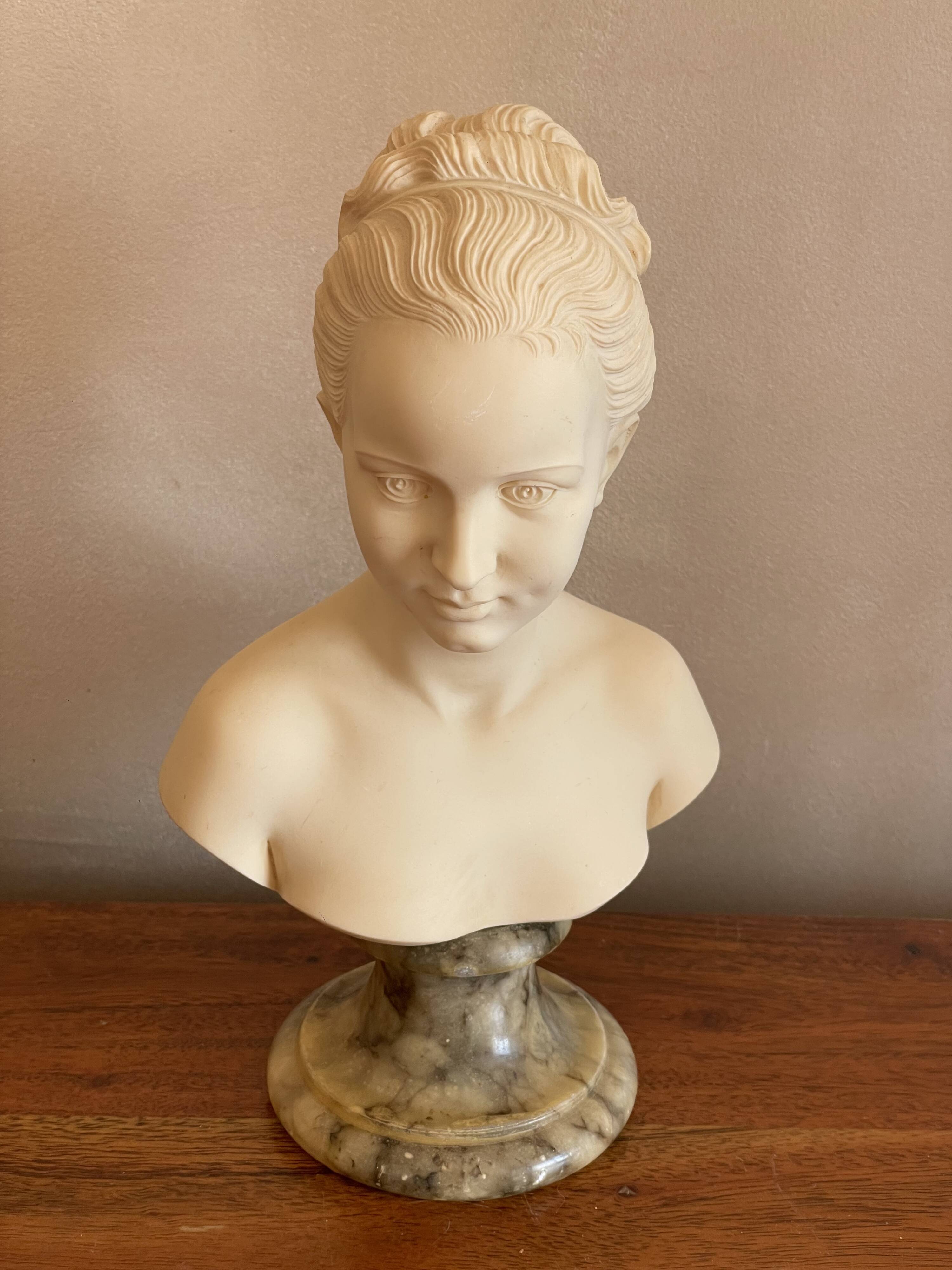 Buste femme en albâtre