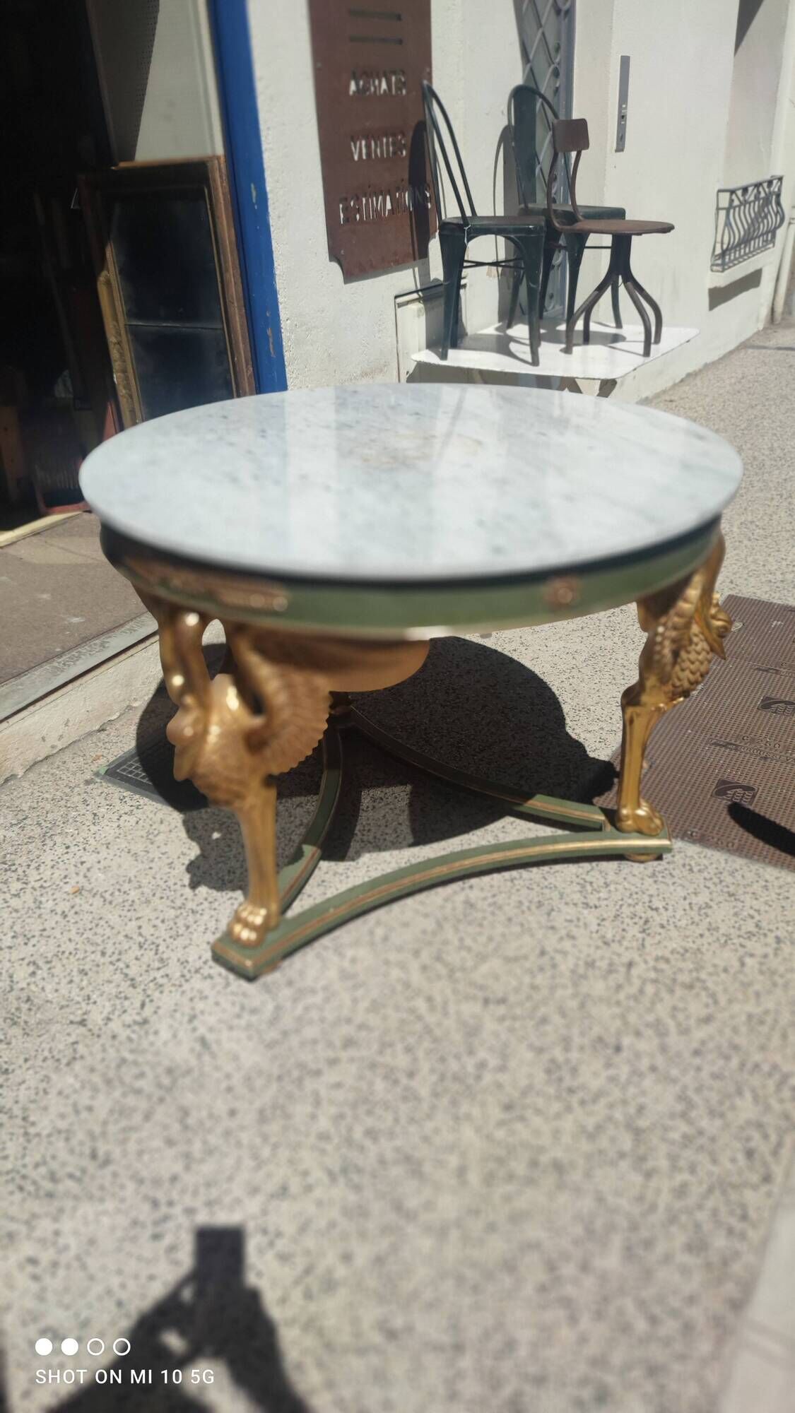 Table de milieu d'apparat en bois peint, doré et marbre carrare blanc