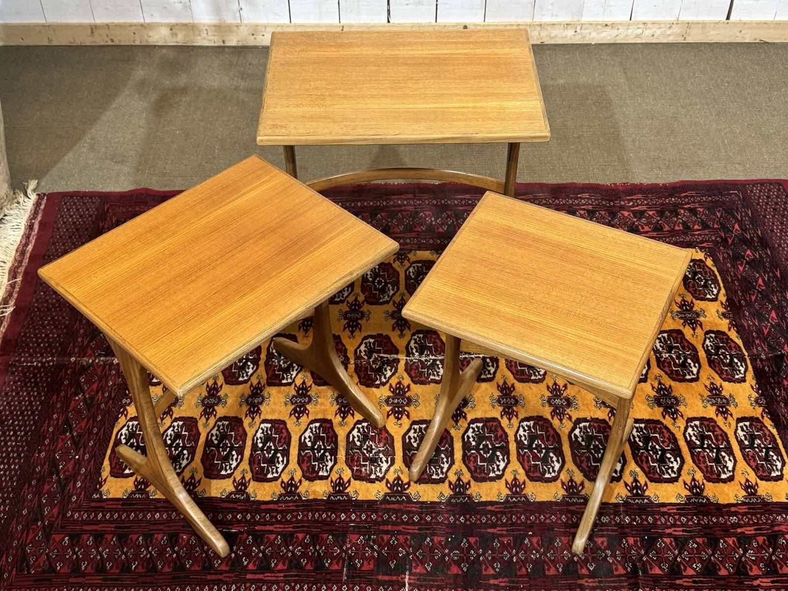 Suite de tables gigognes en teck des années 1970 de la marque GPlan