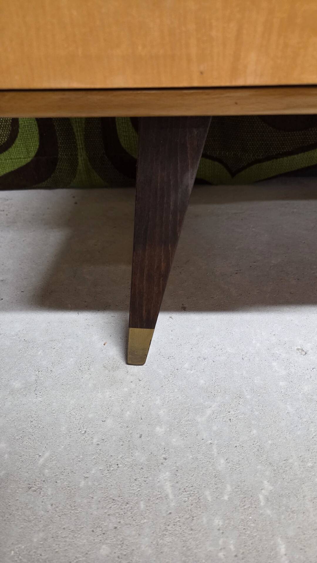 Vintage low enfilade from the 50s/60s – sculptural handles & tapered legs