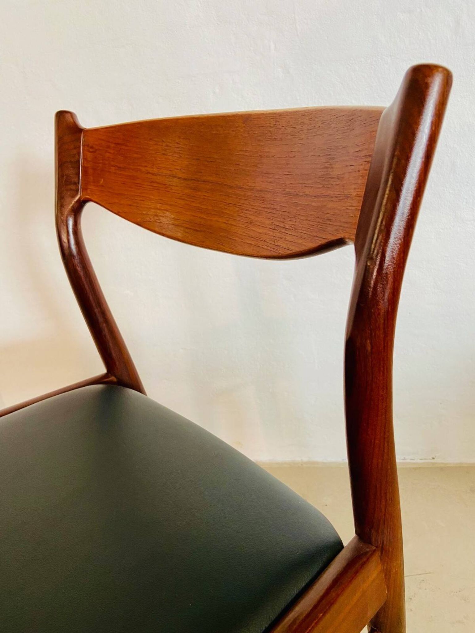 Danish vintage Arne Wahl Iversen teak and leather dining chairs model 26 - 1960s