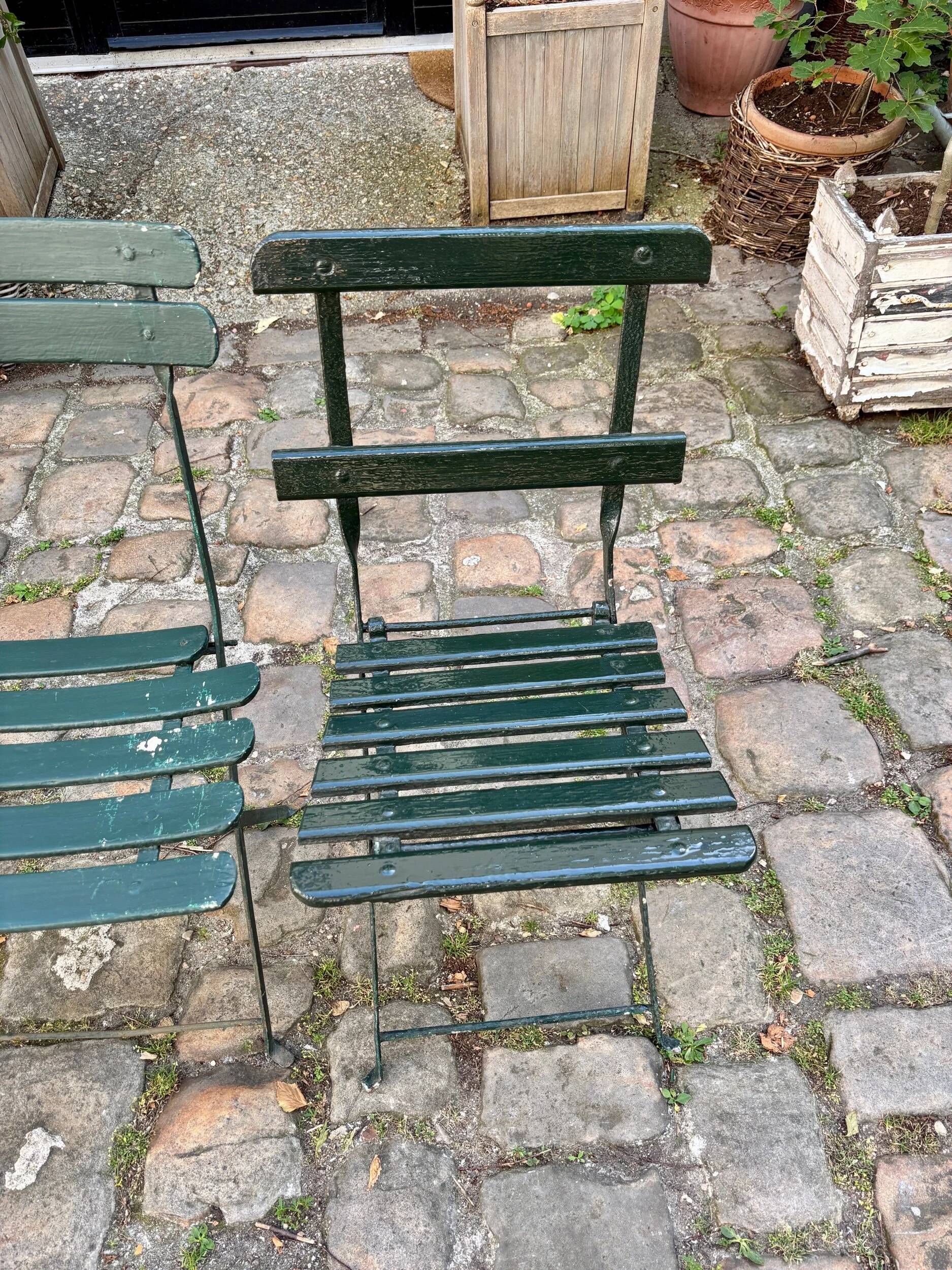 Salon de jardin, table et 4 chaises pliantes en métal vert