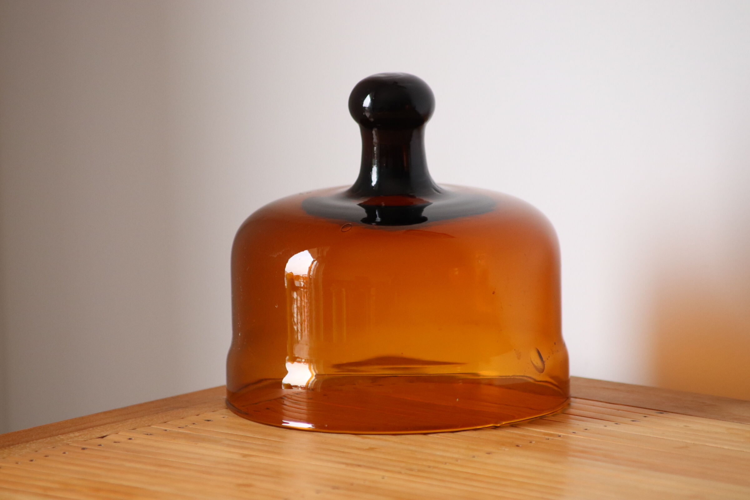 Cloche en verre ambrée vintage