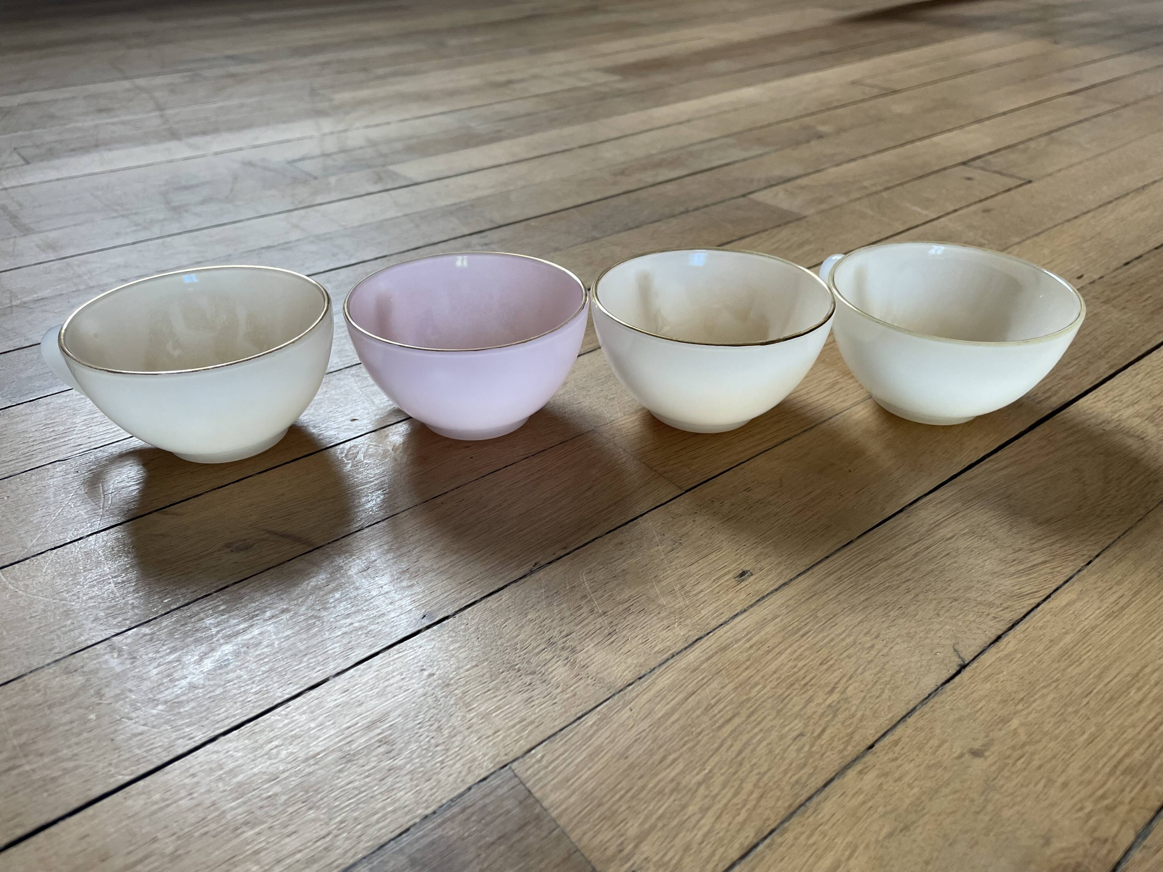 4 vintage harlequin cups in Arcopal 250908