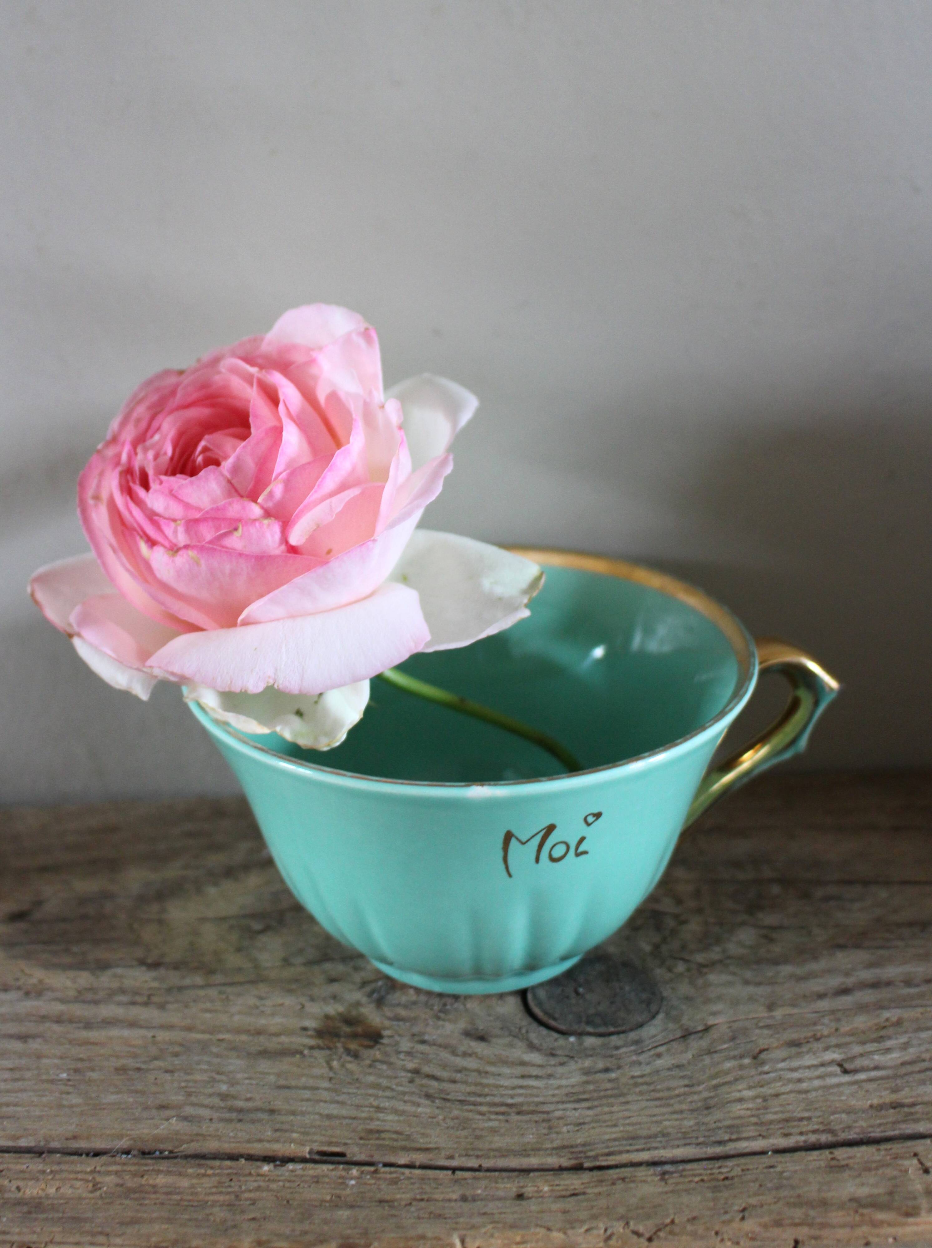 Green and gold cup from the Moi Salins collection.