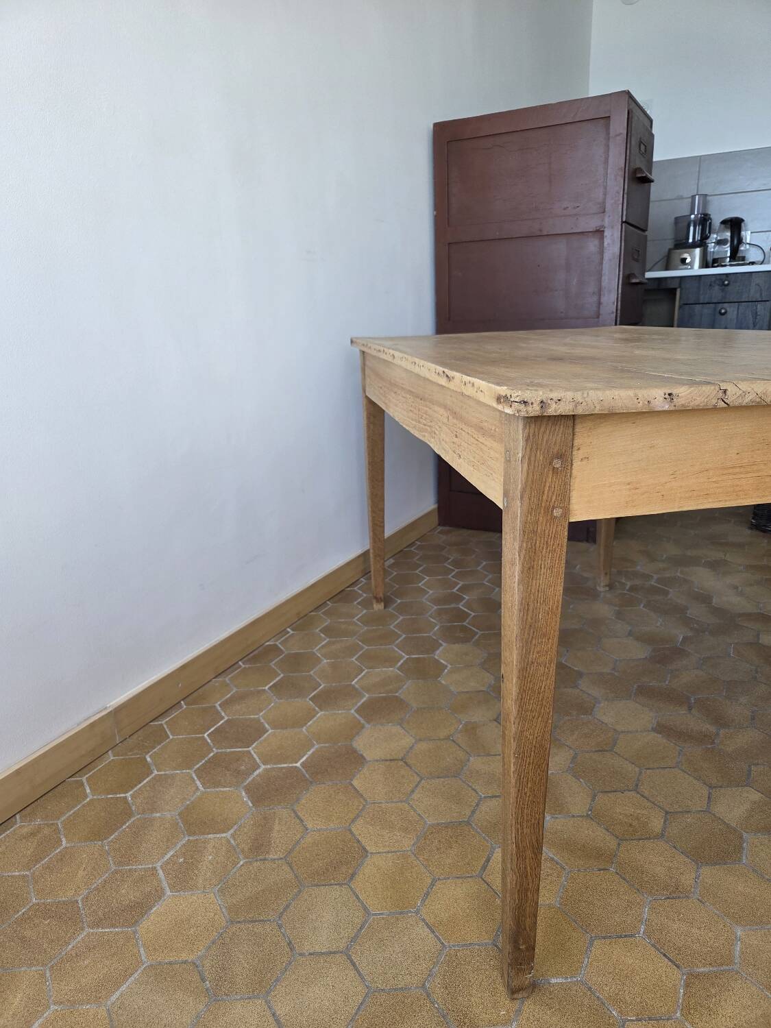 Old farmhouse table for 4/6 people.