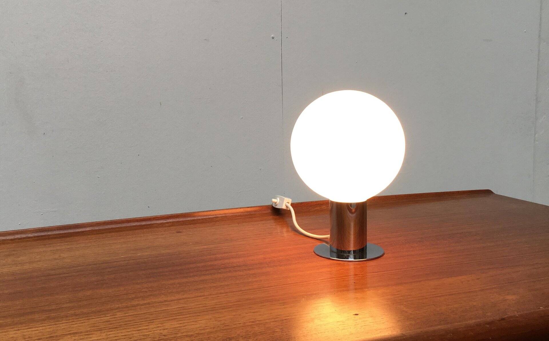 Lampe de table en chrome et verre de l'ère spatiale du milieu du siècle