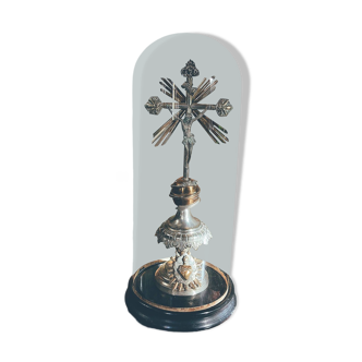 Religieus kruis met voet onder glazen stolp