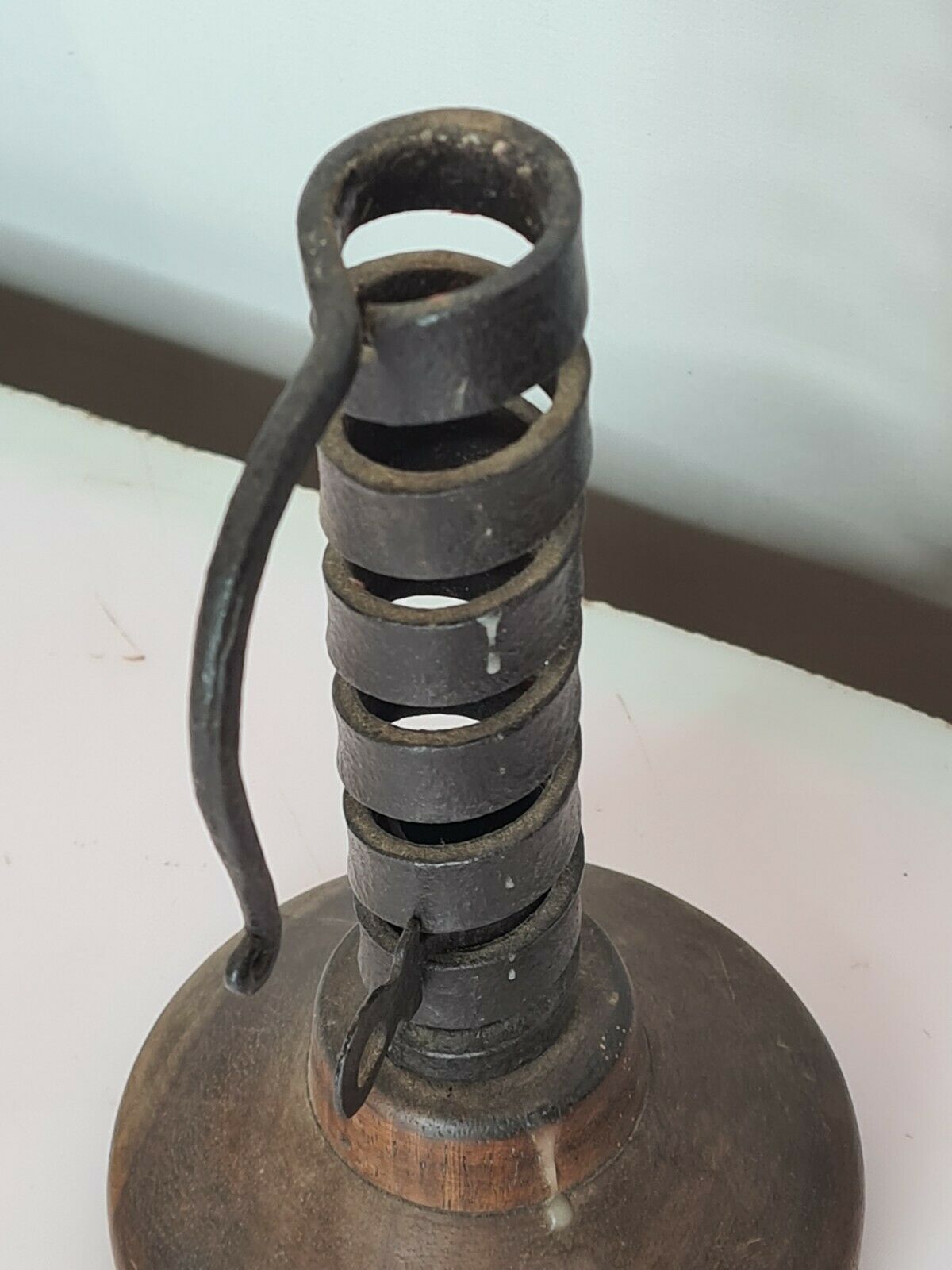 Bougeoir avec en poussoir en fer et bois